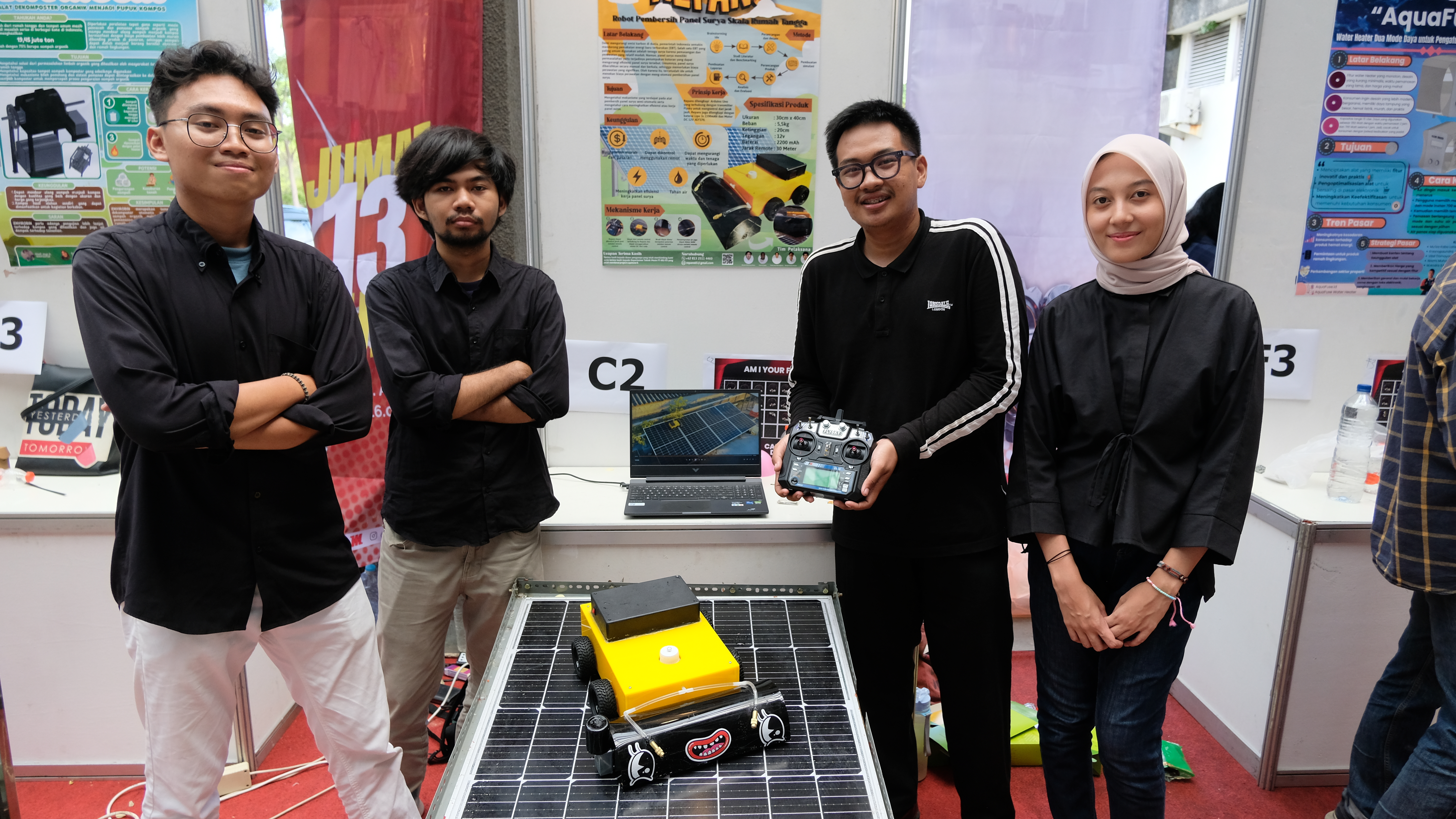 Gambar Robot Pembersih Panel Surya Skala Rumah Tangga (REPANS) yang dipamerkan dalam gelaran Capstone Design