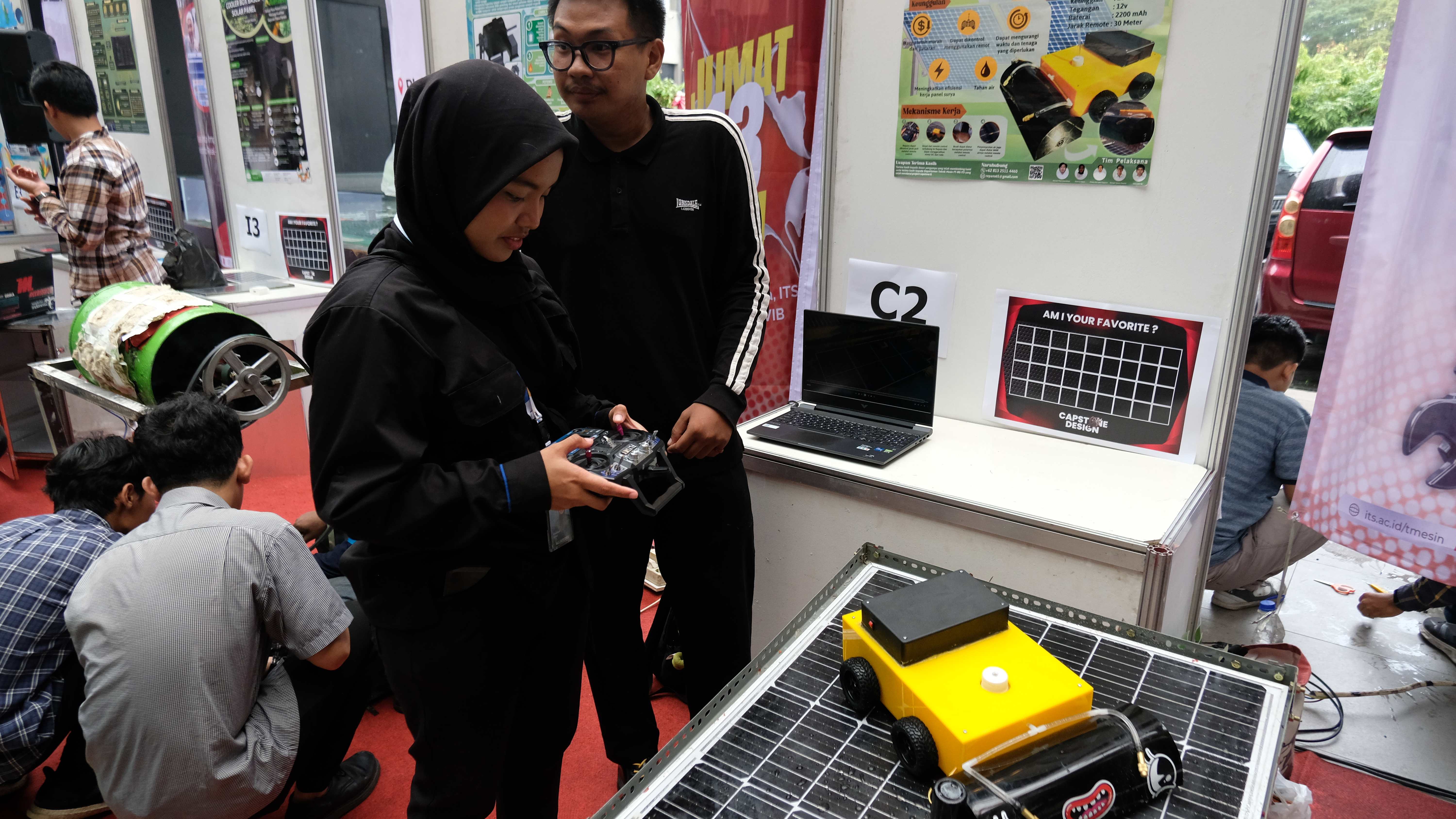 Gambar Salah satu pengunjung menjajal REPANS yang berbasis remote control