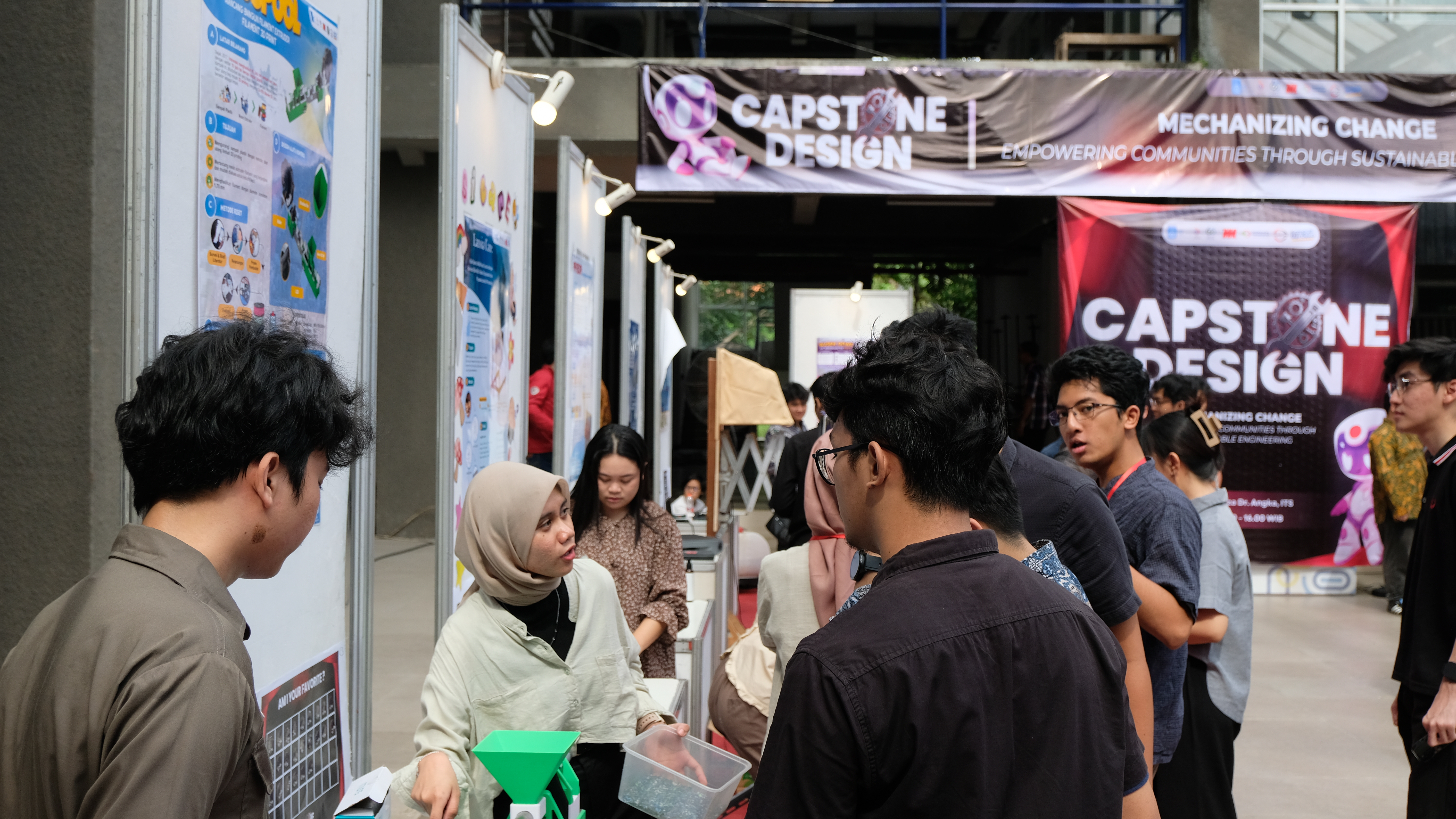 Gambar Salah satu peserta Capstone Design menjelaskan produknya kepada para pengunjung