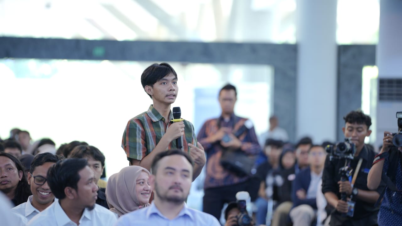 Sesi diskusi tanya jawab mengenai upaya strategi transmigrasi yang inklusif dan berkelanjutan dalam kuliah tamu oleh Menteri Transmigrasi RI di Grha Sepuluh Nopember ITS