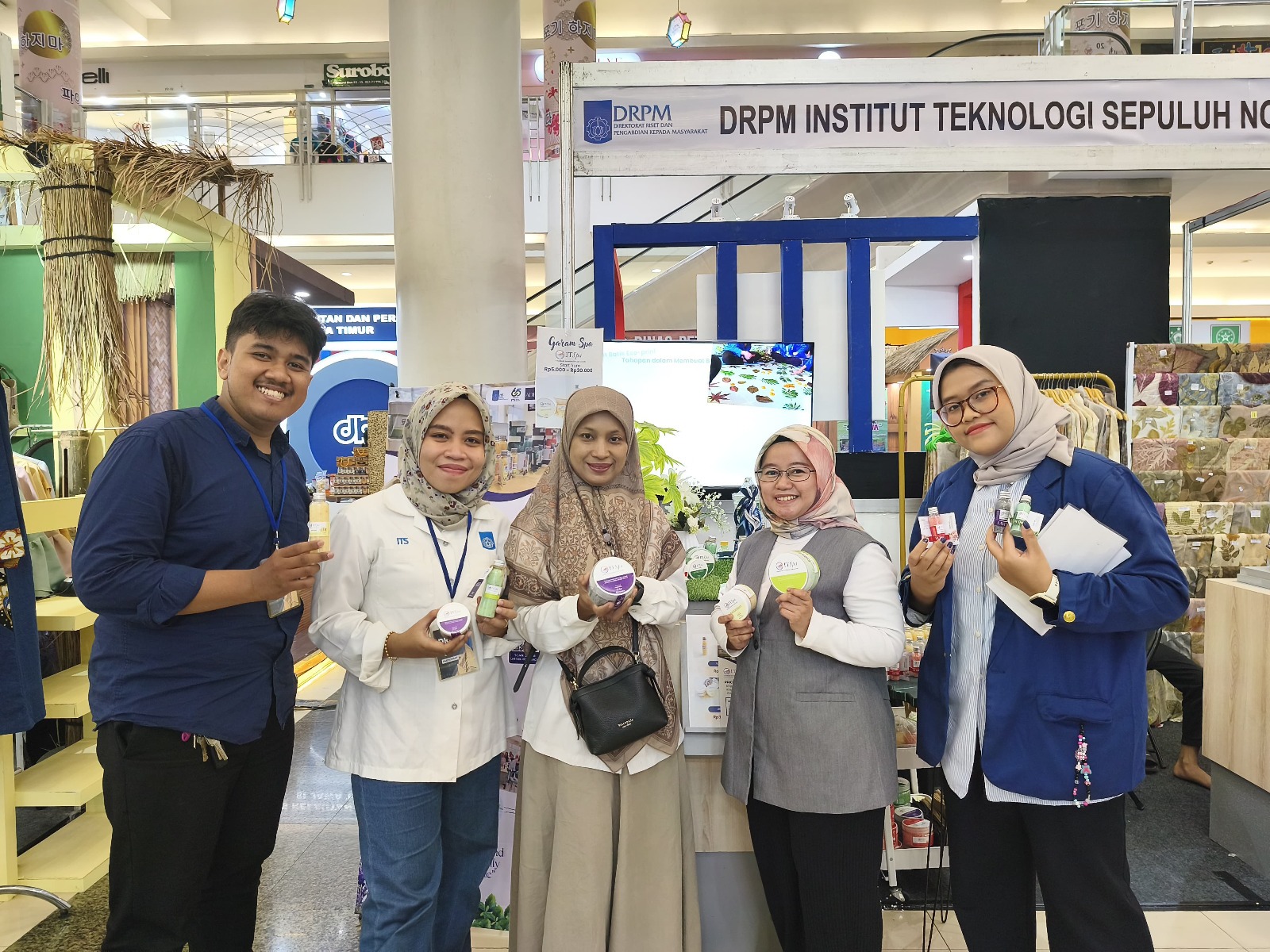 Siti Nurkhamidah ST MS PhD (tengah) bersama tim ITSpa saat memamerkan produk ITSpa di Royal Plaza Surabaya