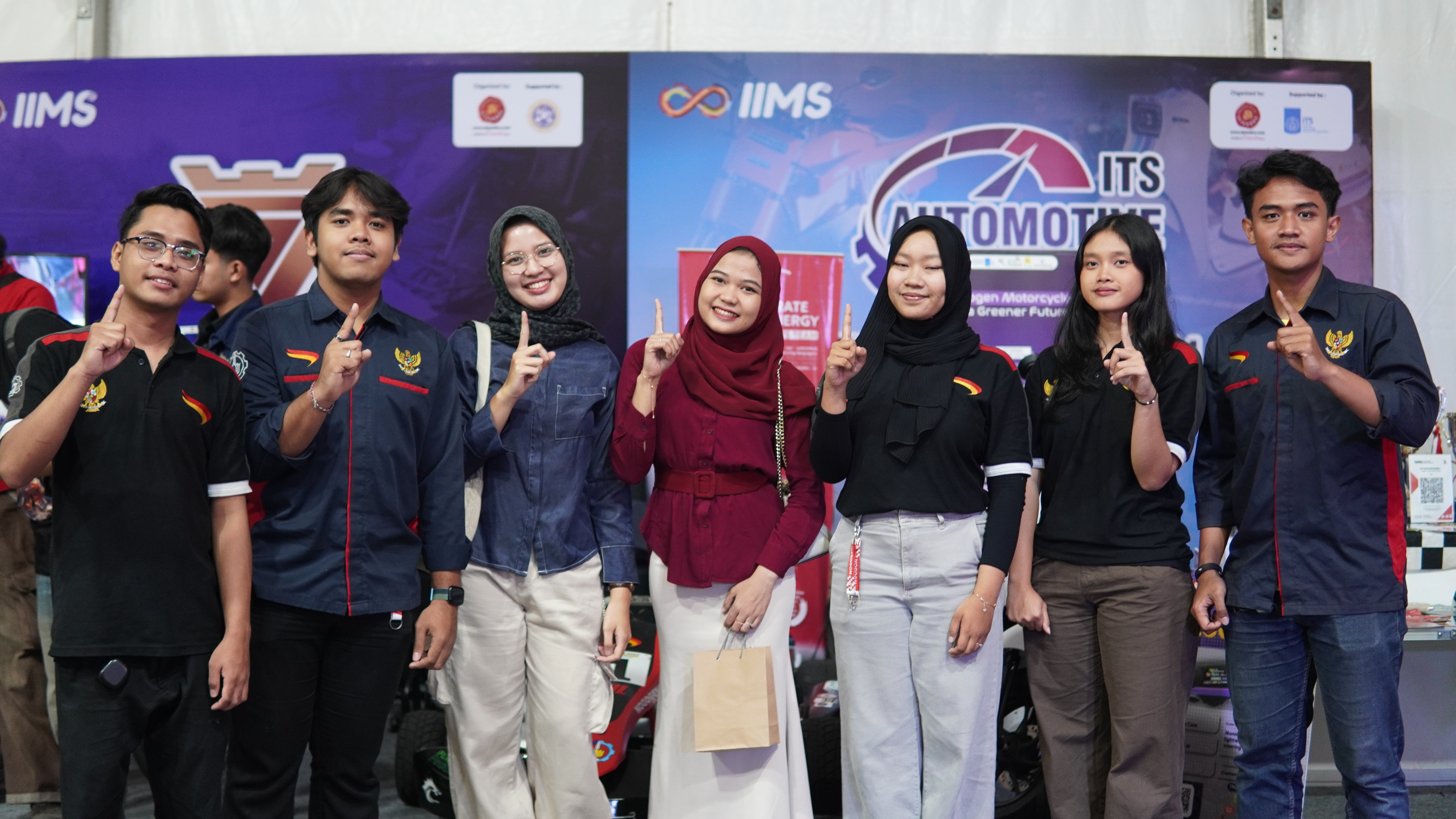 Tim Nogogeni ITS yang tampil di acara IIMS Surabaya 2025 dengan membawa Nogogeni Go-kart yang merupakan inovasi gokar berbasis energi terbarukan