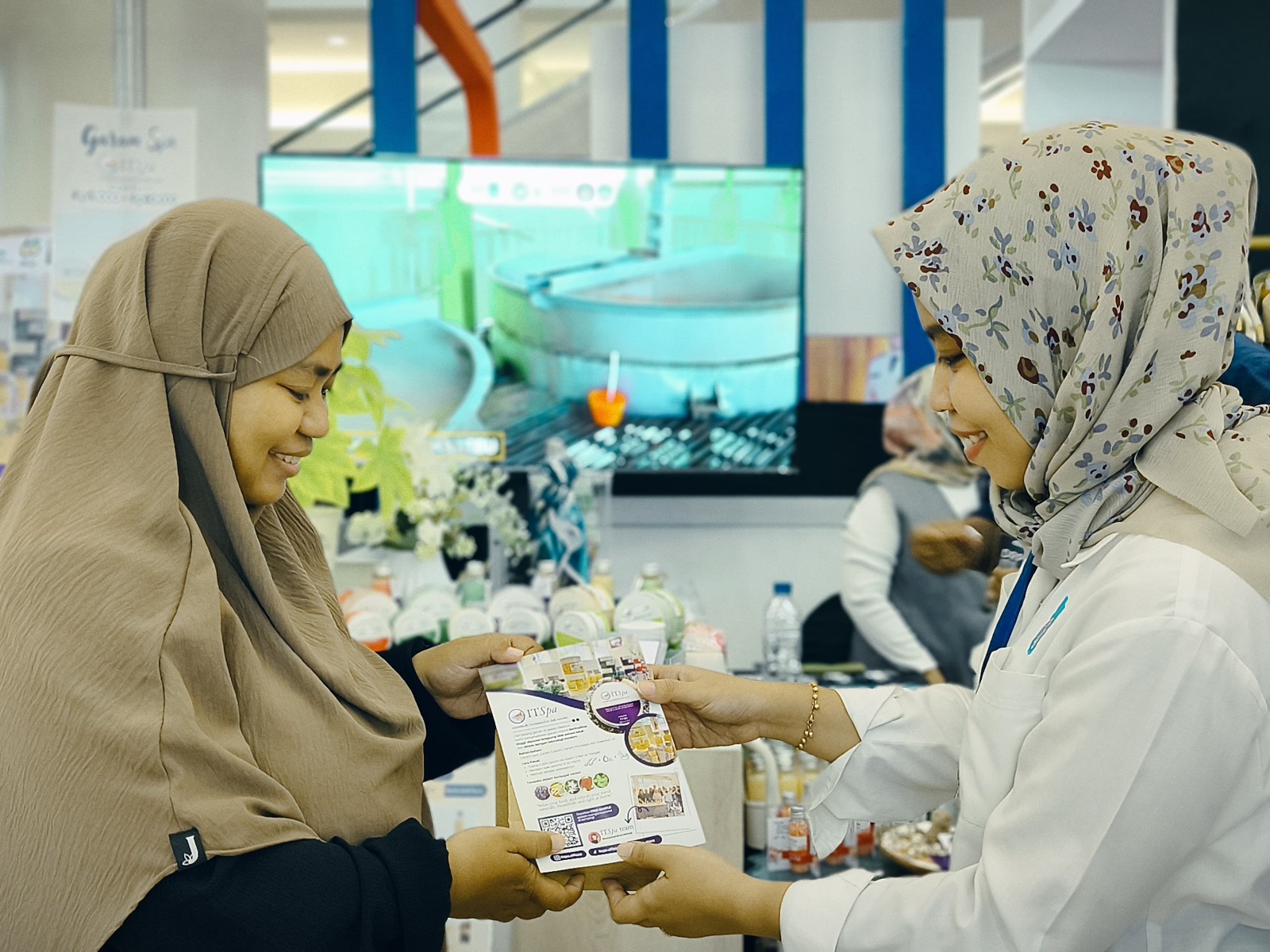 Tim ITSpa saat menjual produk ITSpa kepada salah satu pelanggan