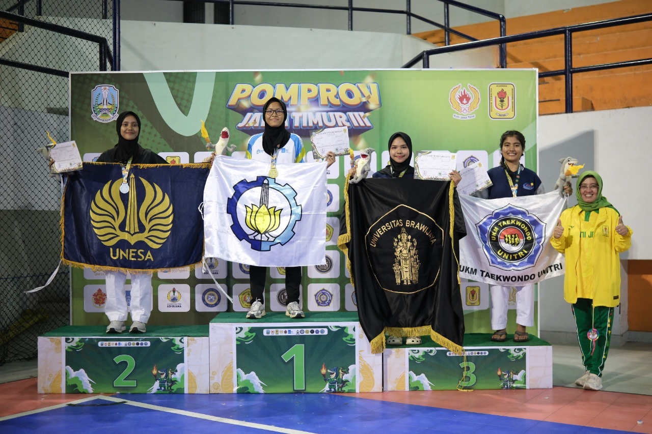 Wakil Rektor I ITS Prof Nurul Widiastuti SSi MSi PhD (kanan) dan atlet Taekwondo ITS Neyza Fauzia Ajryanie (podium 1) saat penyerahan medali emas cabor Taekwondo