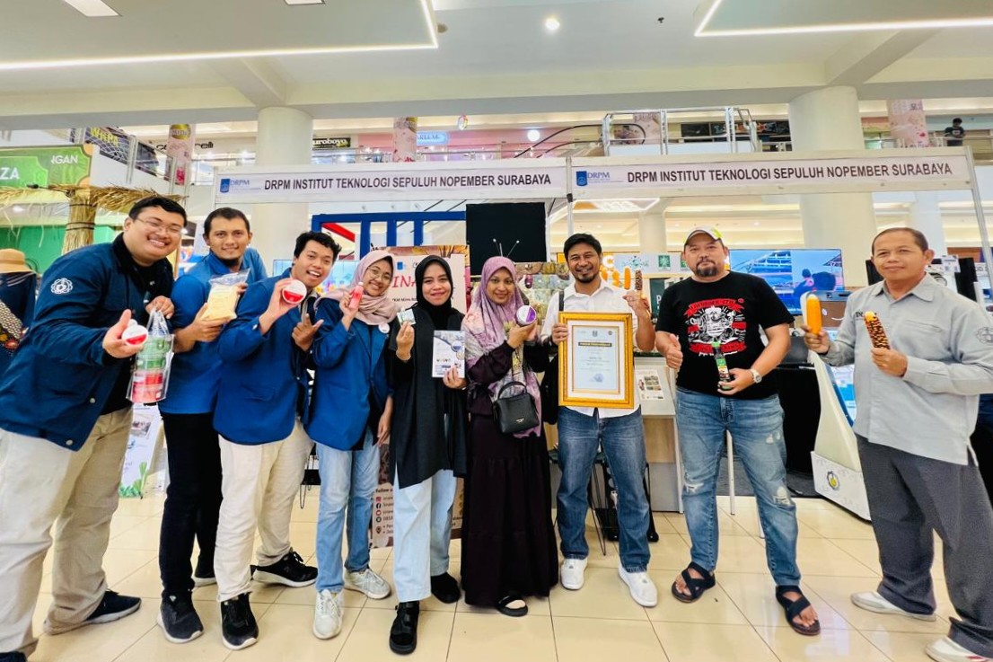 Gambar Tim DRPM ITS menunjukkan produk-produk hasil riset dan abmas DRPM ITS yang dipamerkan dalam ajang PAKASI 2025 yang berlangsung selama empat hari sejak 29 Mei 2025