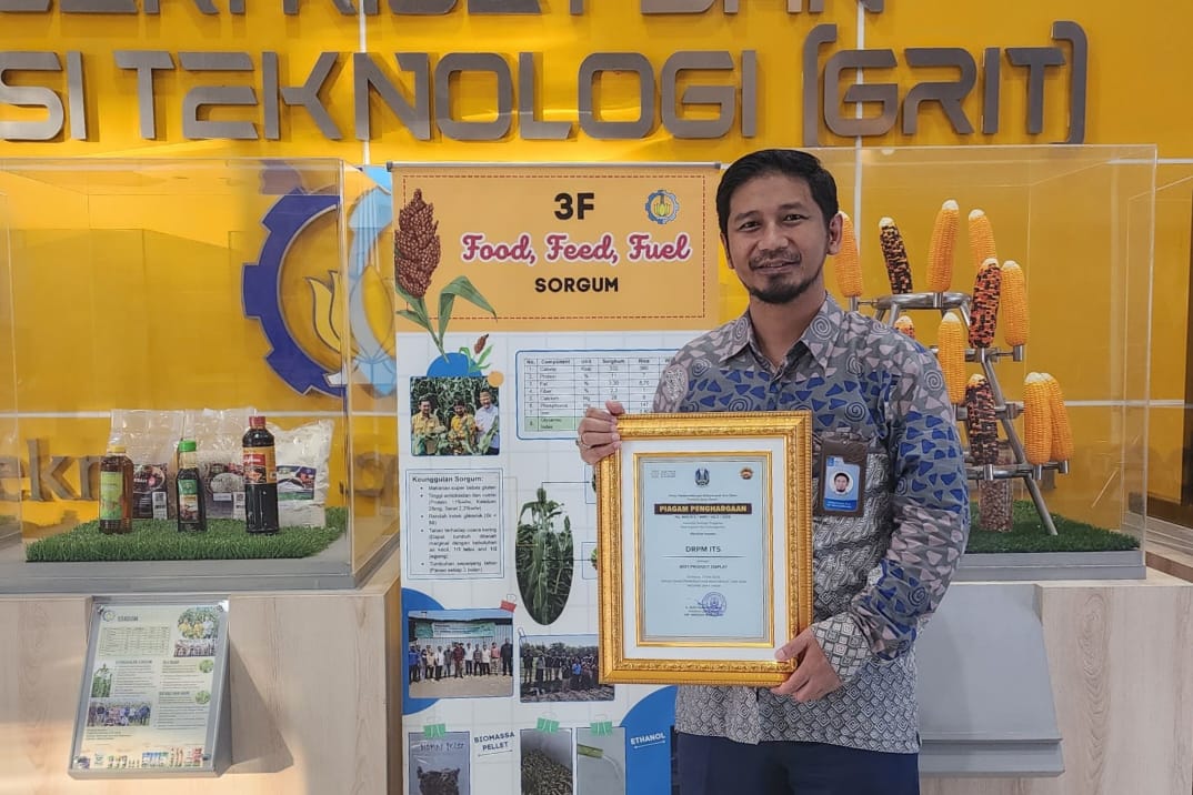 Gambar Direktur Riset dan Pengabdian kepada Masyarakat ITS Fadlilatul Taufany ST PhD dengan bangga menunjukkan plakat penghargaan Best Product Display yang didapatkan DRPM ITS dari ajang PAKASI 2025