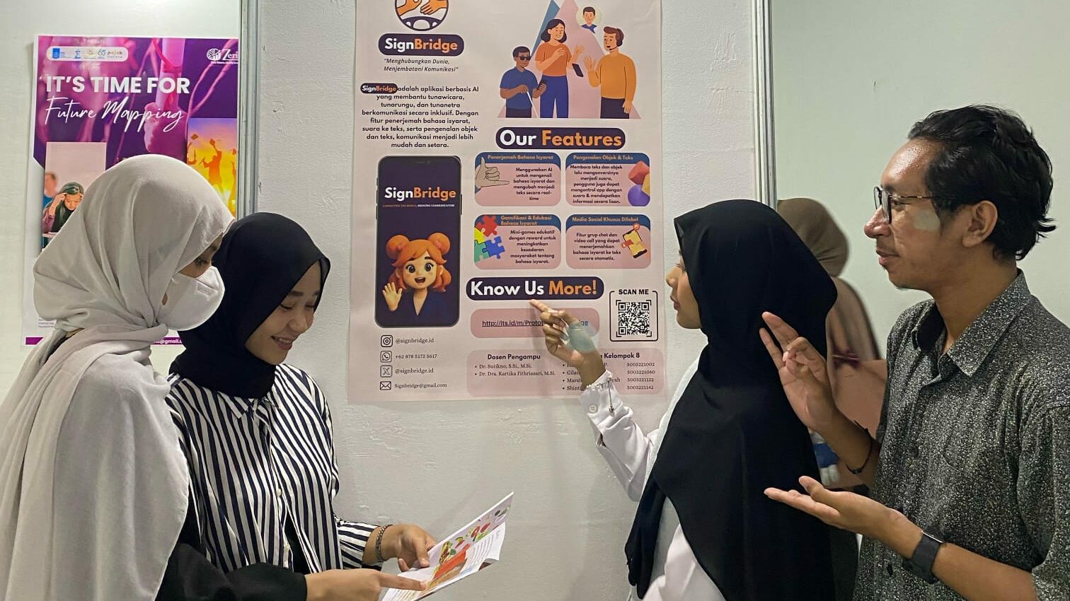 Marshelia Firdausiyah (kedua dari kanan) bersama rekan tim SignBridge ketika menjelaskan inovasinya pada Pameran Inovasi Bisnis Statistik (IBS)