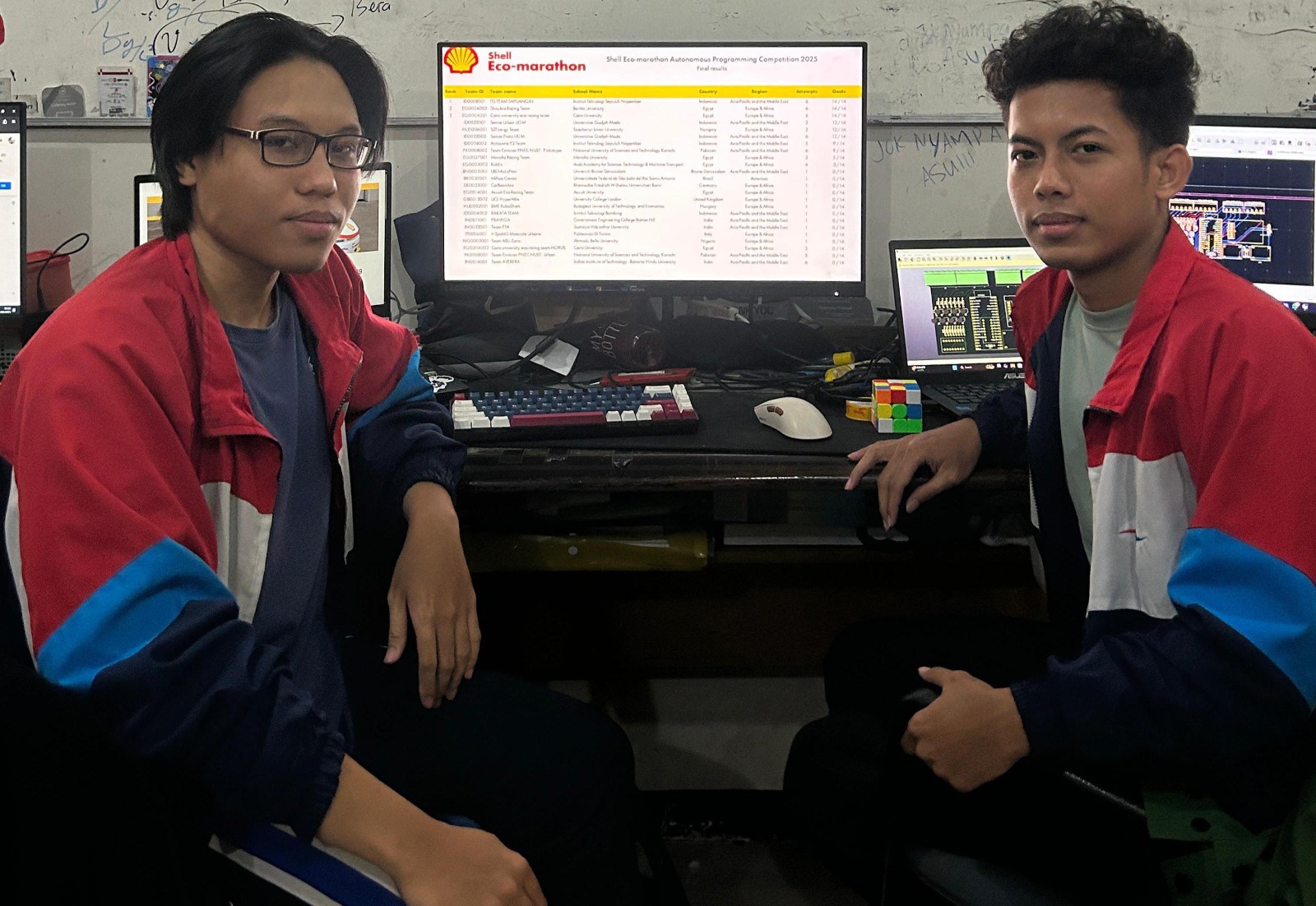 (dari kiri) Bagus Subekti dan Mustofa Adi Widodo, anggota Tim Sapuangin ITS yang berhasil meraih posisi pertama dalam Autonomous Programming Competition SEM 2025