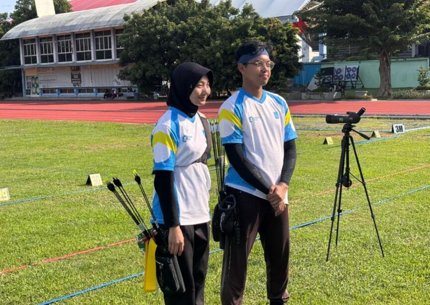 Khoirunnisa Laila Setiawati (kiri) dan  Affan Ramadhani Adjfarisi (kanan) peraih medali perak kategori Recurve Mixed Team 