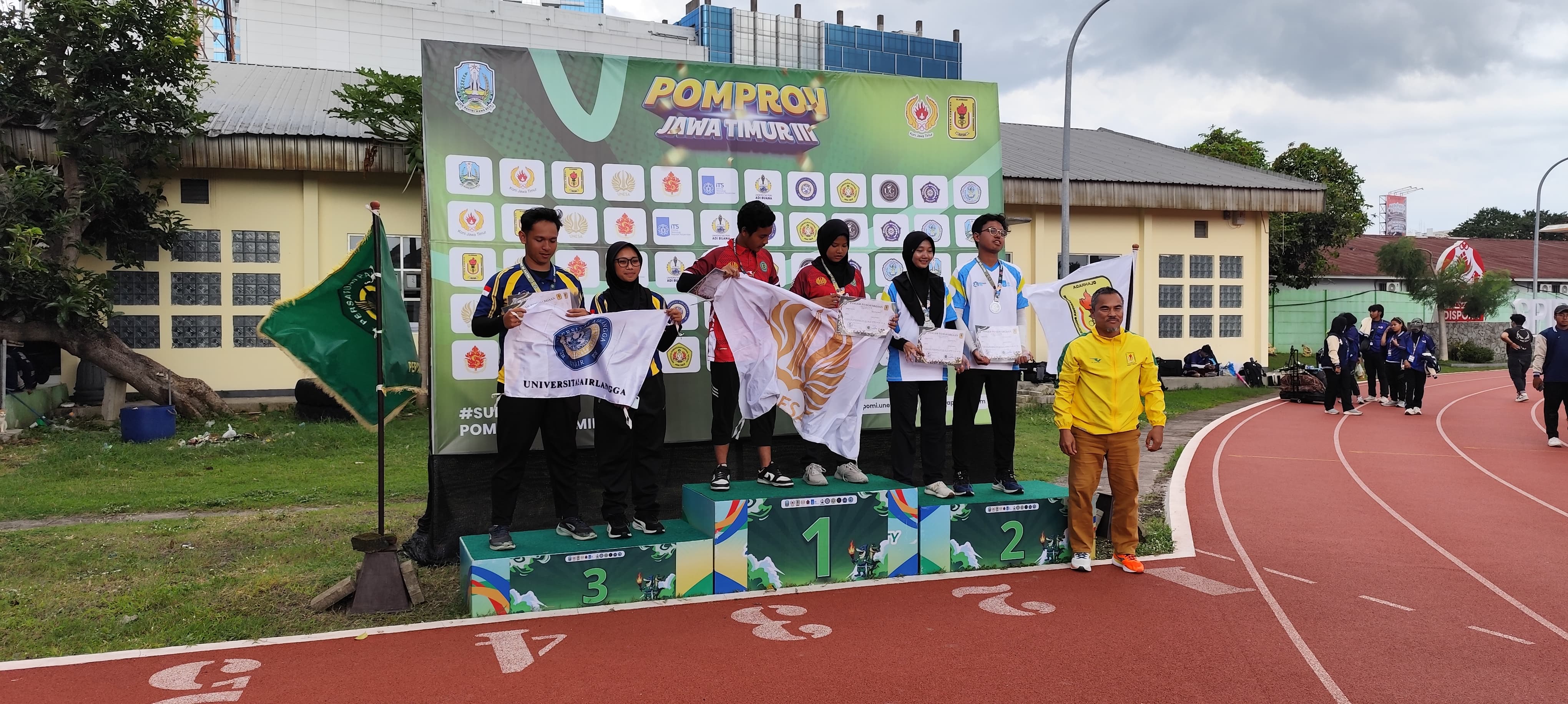  Khoirunnisa Laila Setiawati (tengah) saat pemberian sertifikat meraih medali emas untuk kategori Recurve Individual Putri POMPROV Jawa Timur III 2025