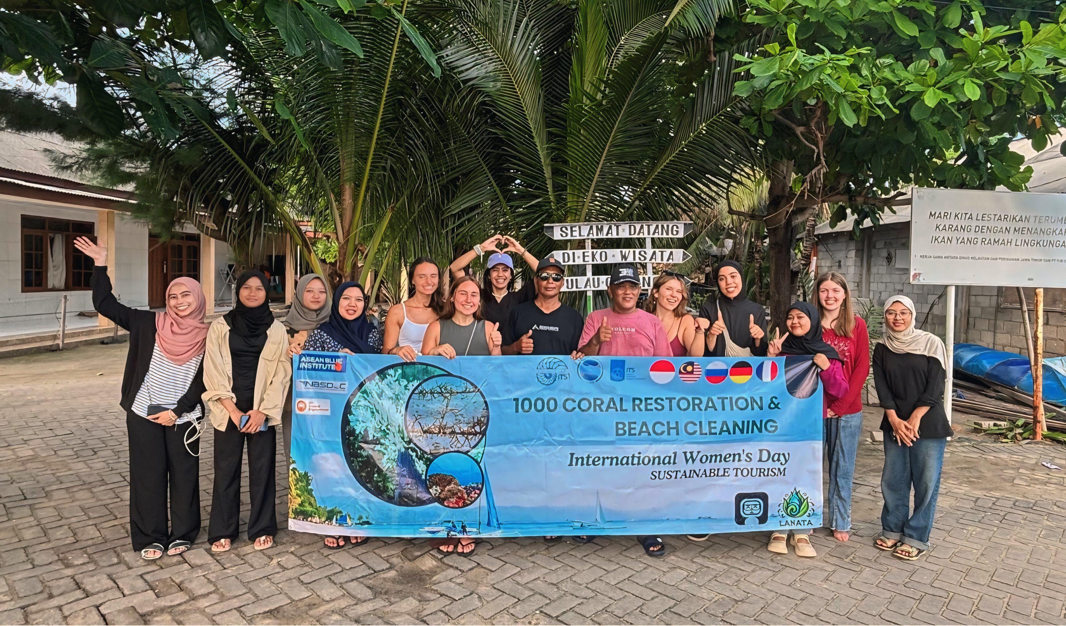 Peserta aksi restorasi bersama warga lokal