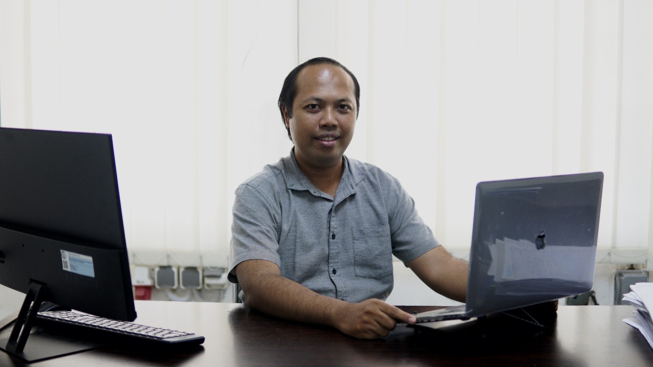 Gambar Ketua Satgas PKM ITS 2025 Ir I Putu Eka Widya Pratama SSi MSc RWTH saat memeriksa proposal-proposal PKM ITS 2025