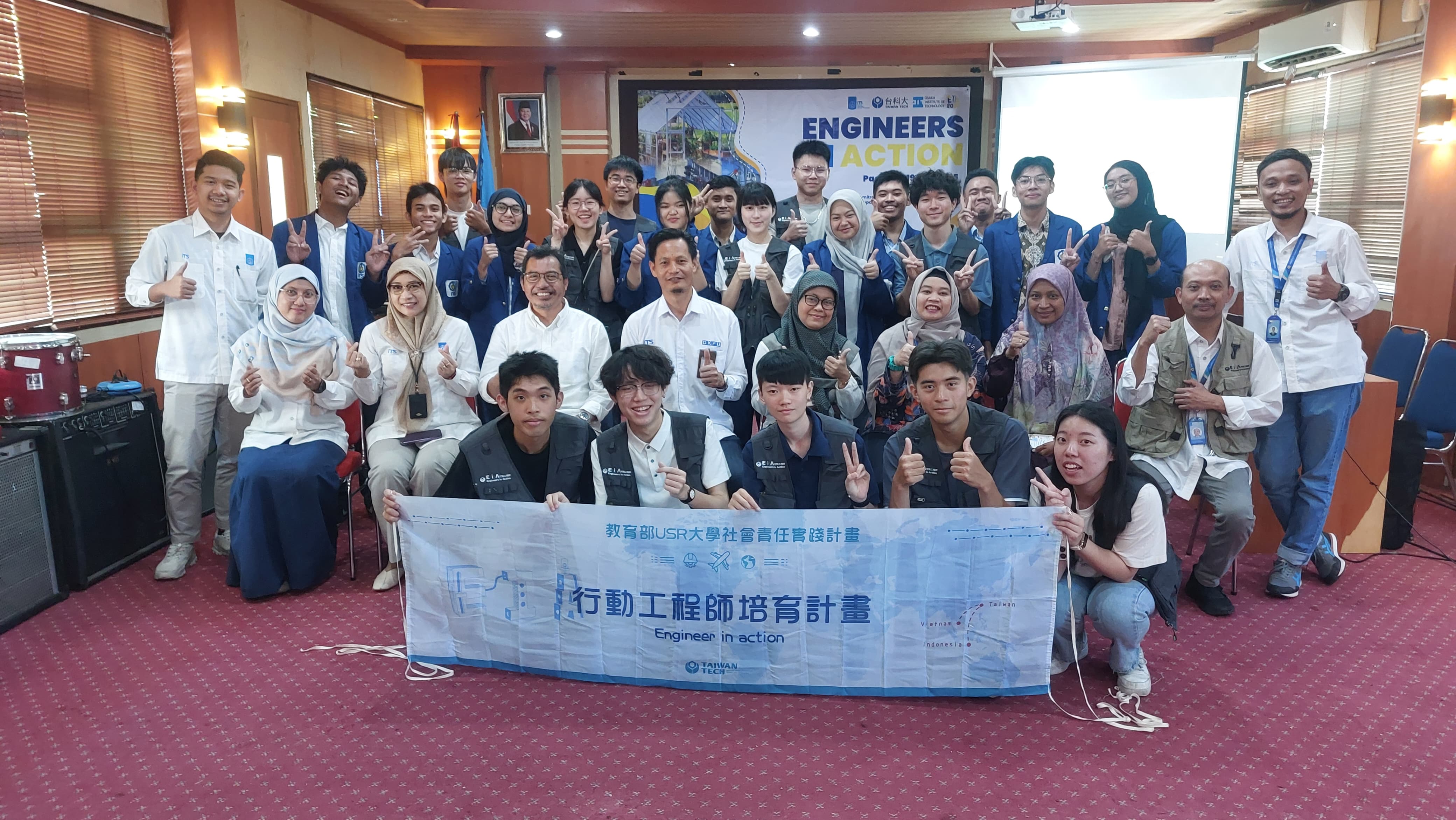 Tim Engineers in Action dari ITS beserta mahasiswa asal NTUST dan OIT 