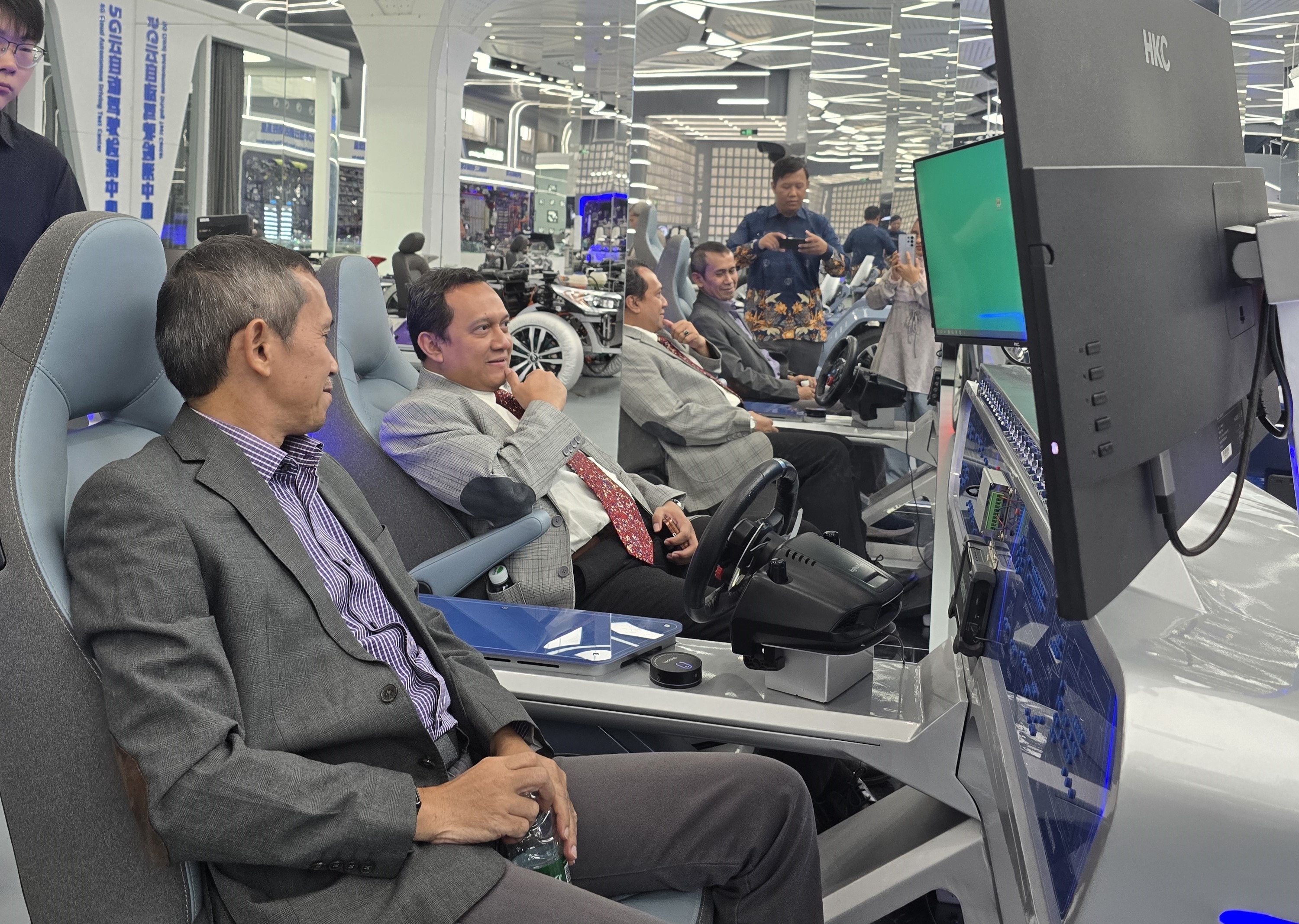 Delegasi ITS saat mencoba fasilitas otomotif yang ada di Beifang Automotive Education Group.