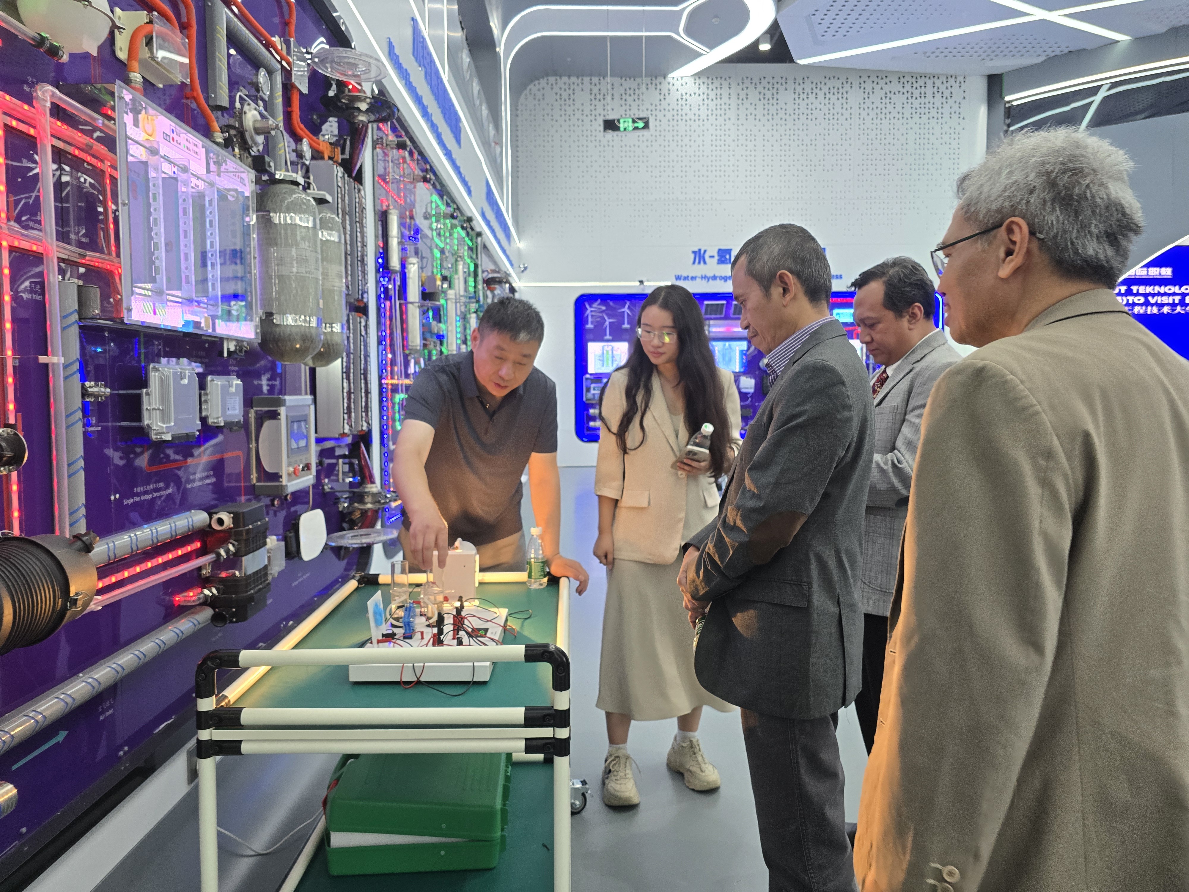 Delegasi ITS saat mendapatkan penjelasan terkait Teknologi otomotif yang ada pada Beifang Automotive Education Group