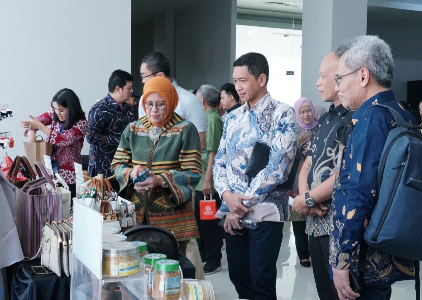 Asisten Deputi Penguatan Ekosistem Kemenkop UMKM RI Christiana Agustin APi MM (kiri) bersama Rektor ITS Prof Ir Bambang Pramujati ST MSc Eng PhD (tiga dari kanan) meninjau pameran UMKM di acara Entrepreneur Hub Jawa Timur 2025