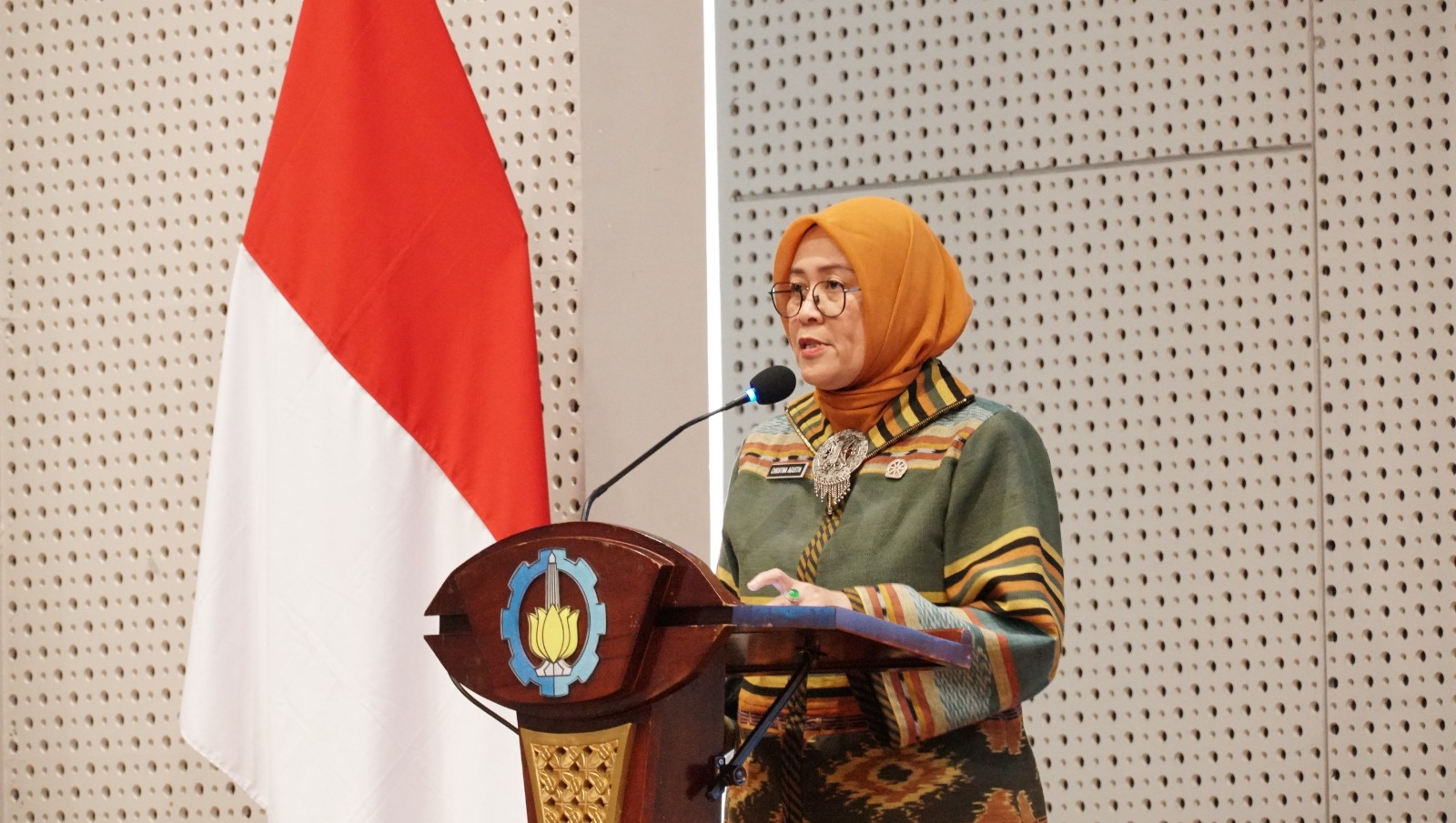 Asisten Deputi Penguatan Ekosistem Kementerian Koperasi dan UMKM RI Christiana Agustin APi MM saat memberikan sambutan pada pembukaan Entrepreneur Hub Jawa Timur 2025 di ITS