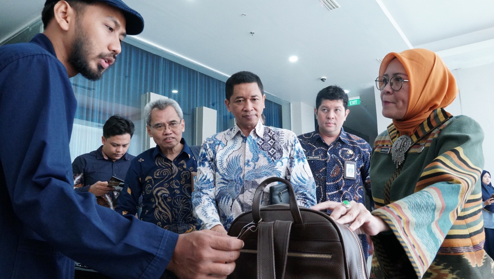 Asisten Deputi Penguatan Ekosistem Kementerian Koperasi dan UMKM RI Christiana Agustin APi MM saat mengunjungi pameran UMKM Entrepreneur Hub Jawa Timur 2025 di ITS