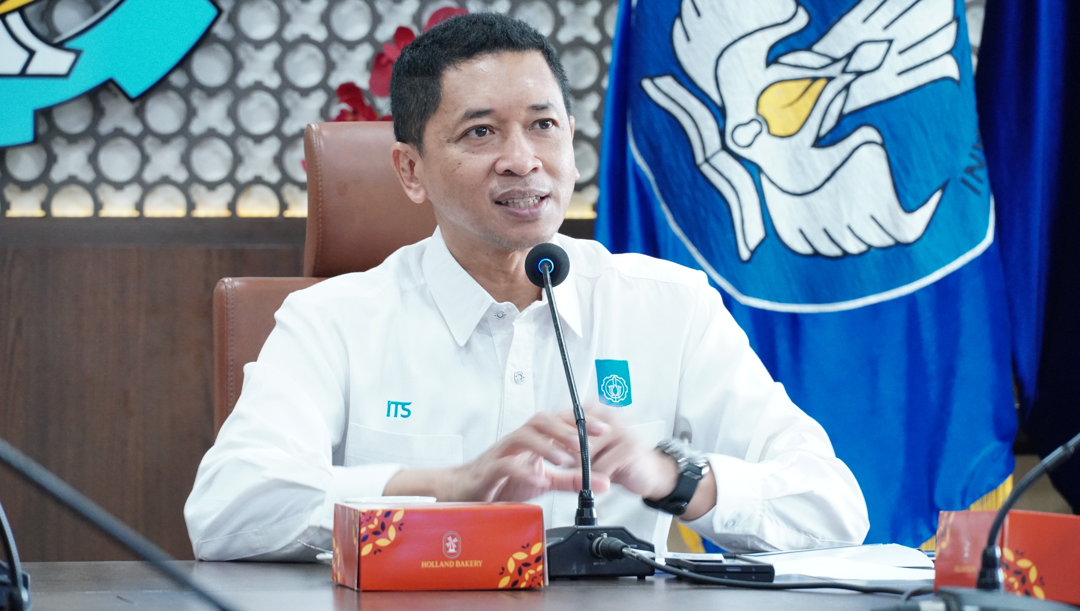 Gambar Prof Ir Bambang Pramujati ST MScEng PhD menyampaikan sambutannya pada Seremoni Serah Terima Bus dari PT SPS