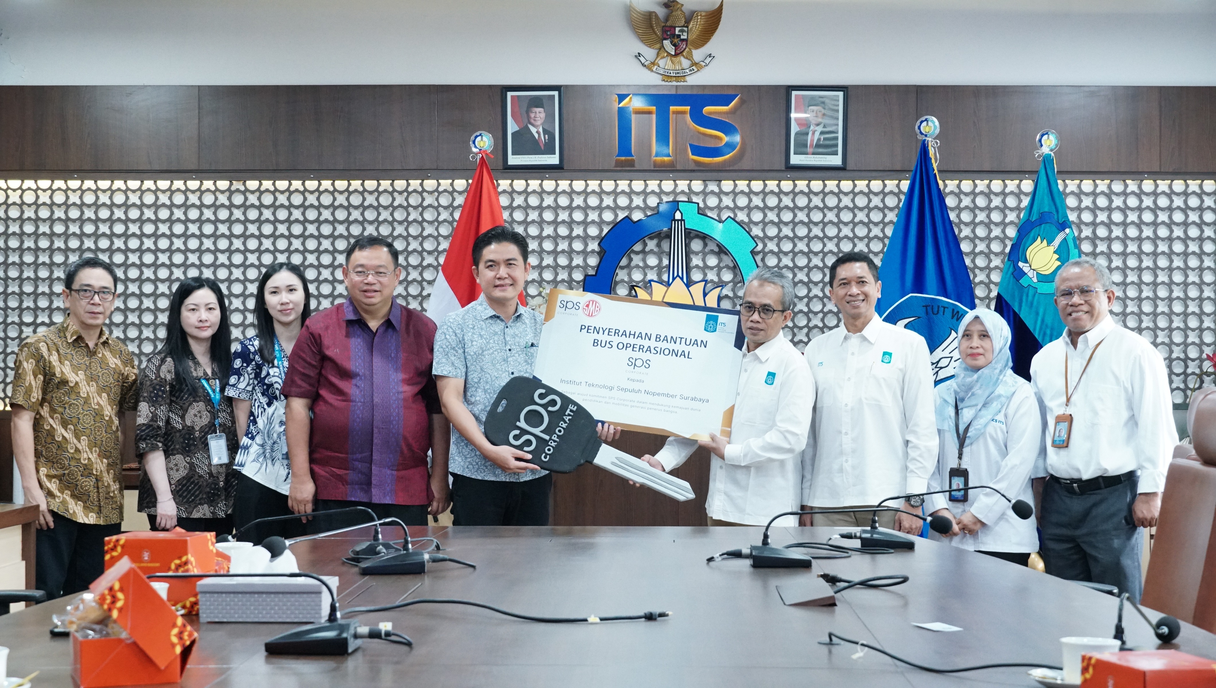 Gambar Presiden Direktur PT Sun Paper Source Ronald Rusco (lima dari kiri) dan Rektor ITS Prof Ir Bambang Pramujati ST MScEng PhD (tiga dari kanan) saat penyerahan kunci sebagai simbolis serah terima bus