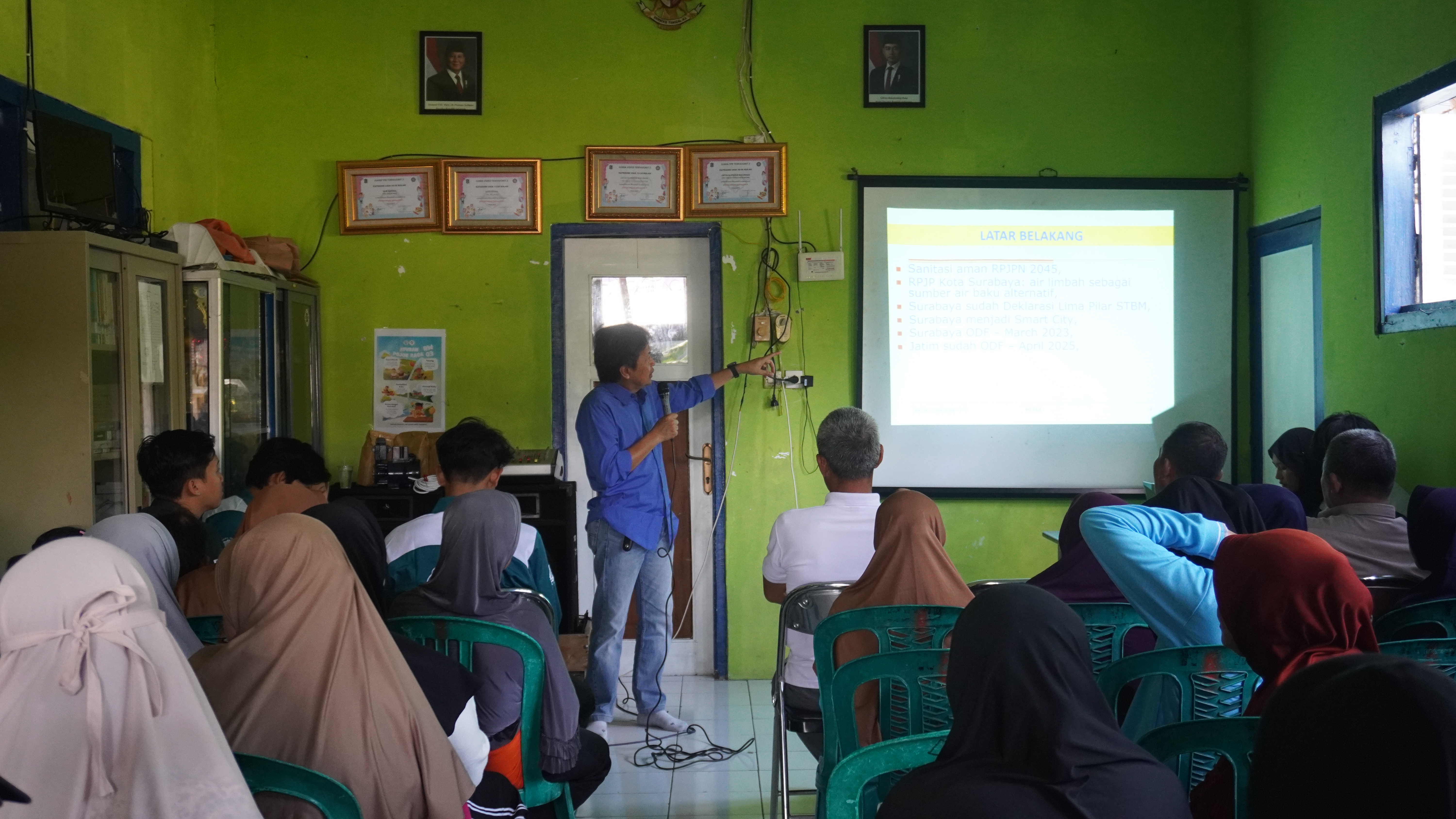 Penyuluhan mengenai pentingnya sanitasi oleh Dosen Departemen Teknik Lingkungan ITS Prof Ir Eddy Setiadi Soedjono DiplSEMSc PhD kepada warga RW 3 Medokan Semampir
