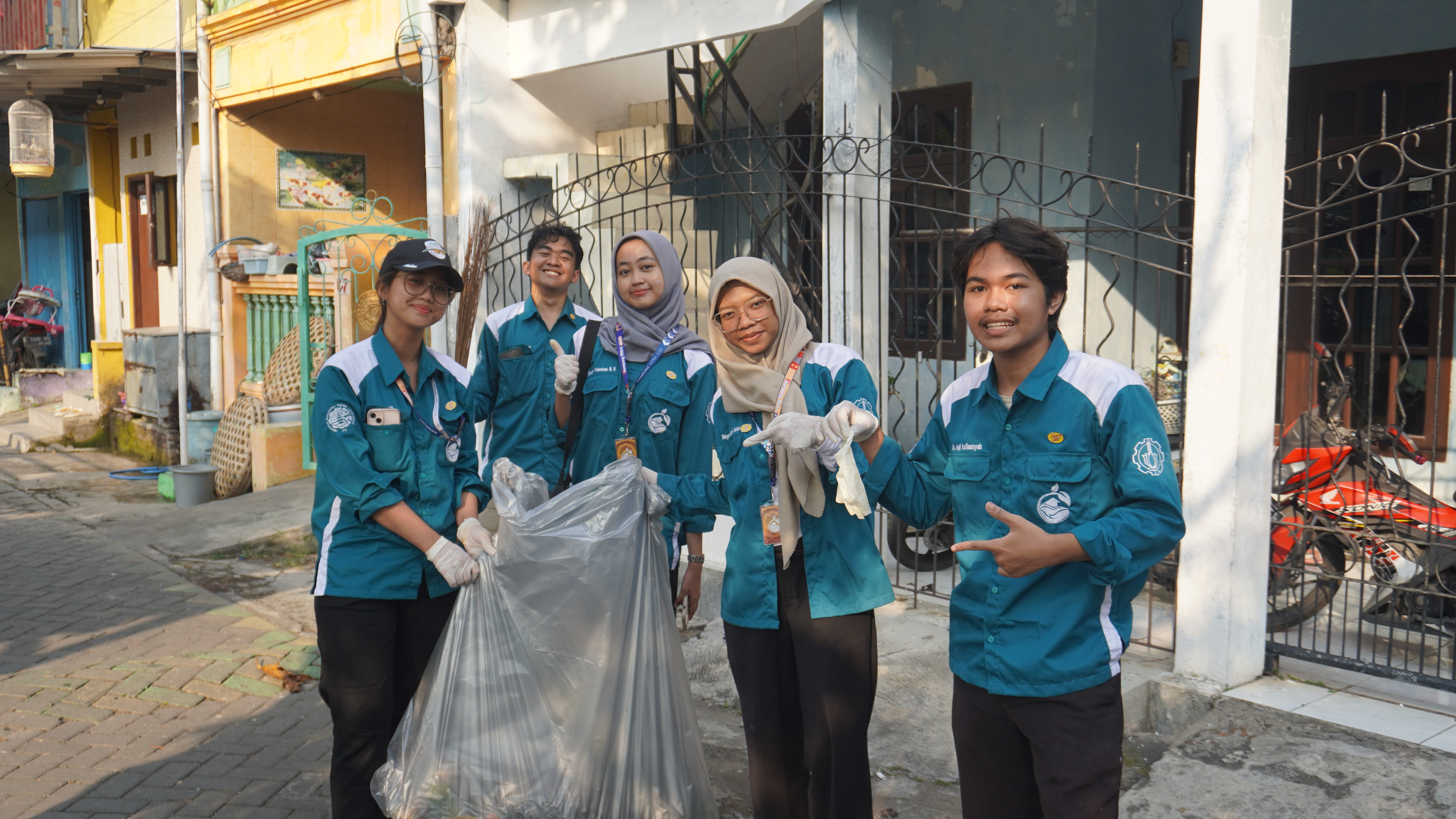 HMTL ITS ketika kerja bakti bersama warga RW 3 Medokan Semampir dalam rangkaian Kampung Mitra 2025