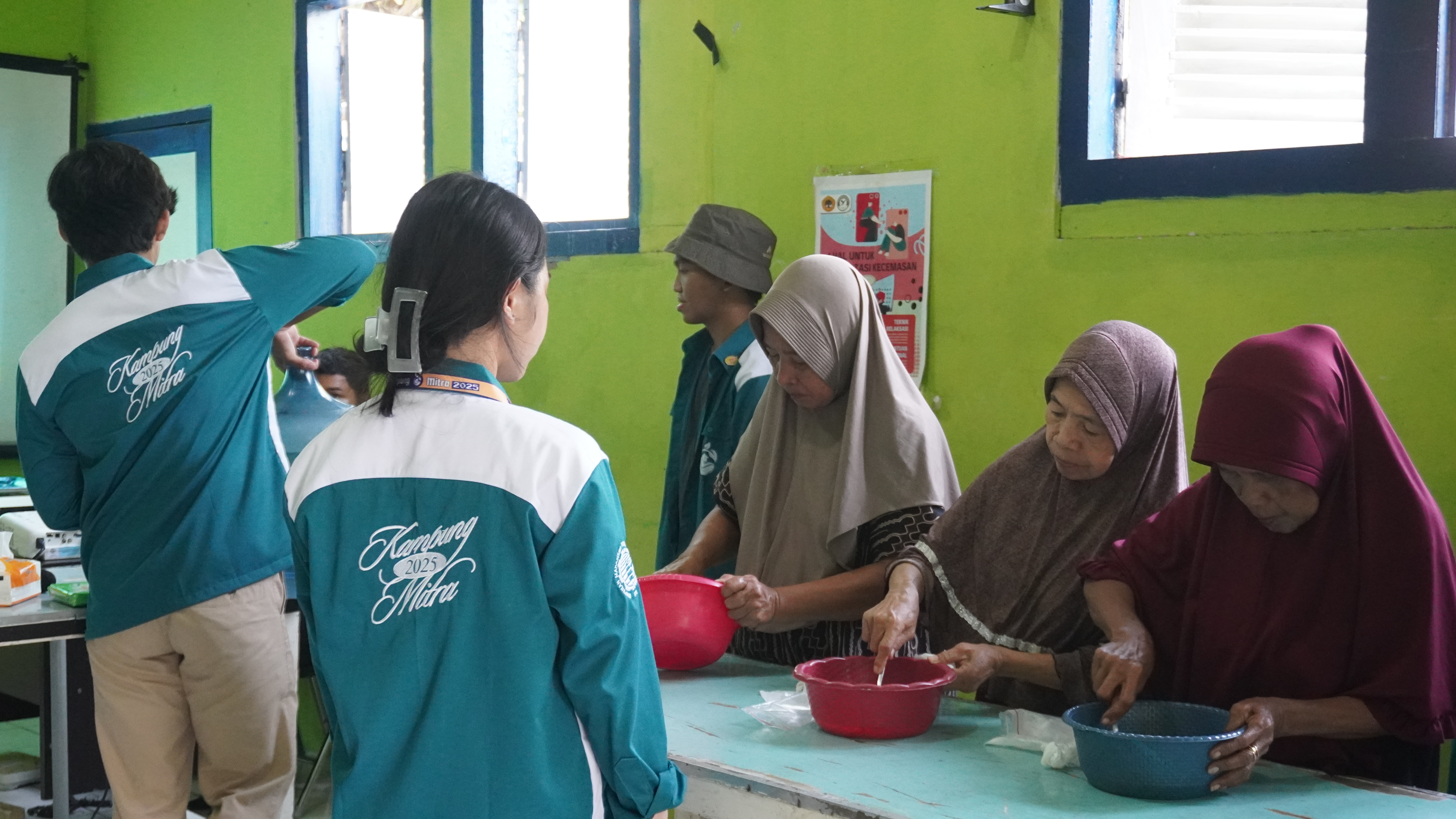 Proses pembuatan sabun cuci piring bersama warga RW 3 Medokan Semampir