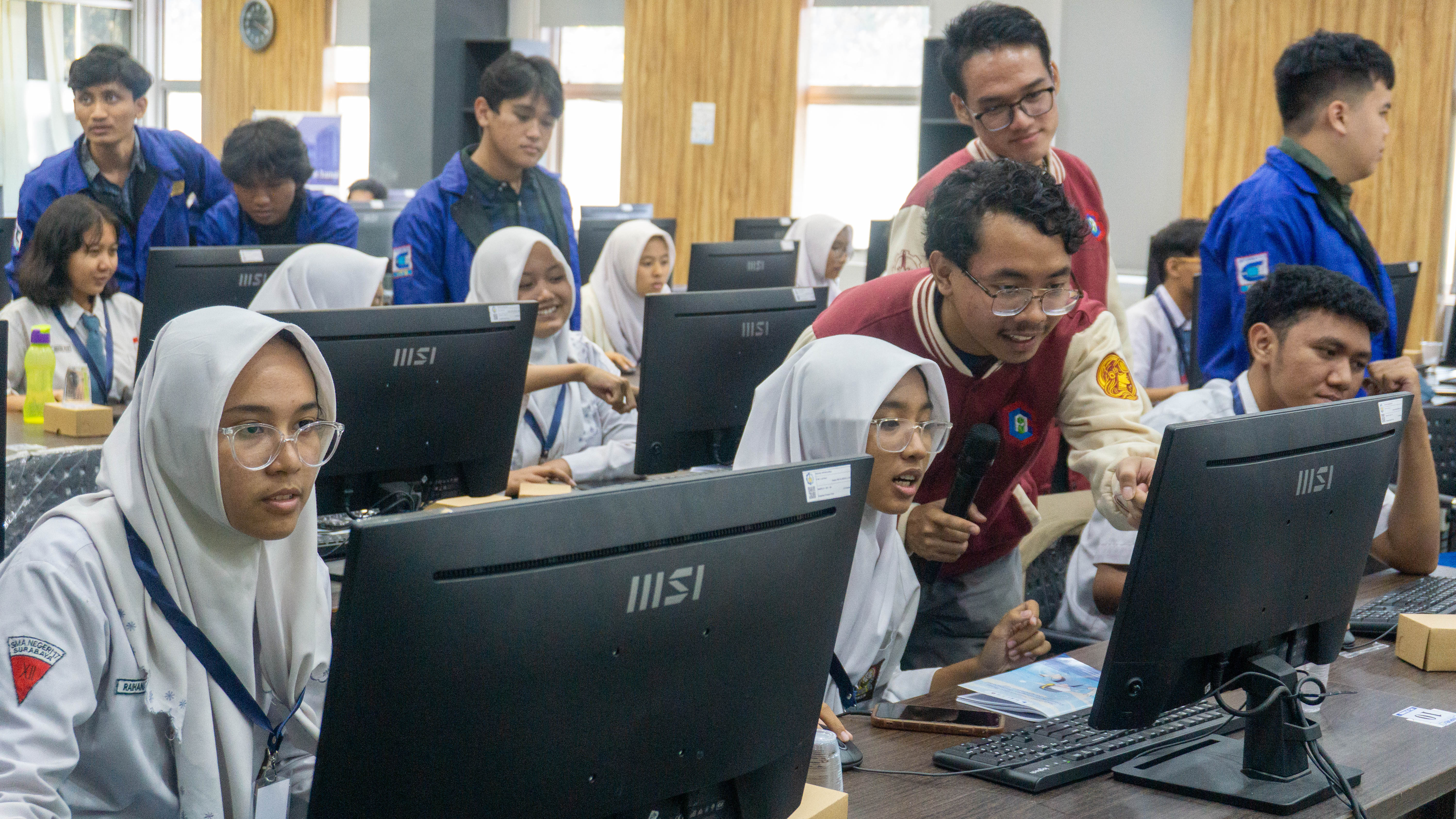 Tim KKN saat mendampingi siswa SMA 17 Surabaya dalam proses pembuatan gim Flappy Bird di Laboratorium Grafika, Interaksi, Gim dan Analitik (GIGA) Departemen Teknik Informatika ITS