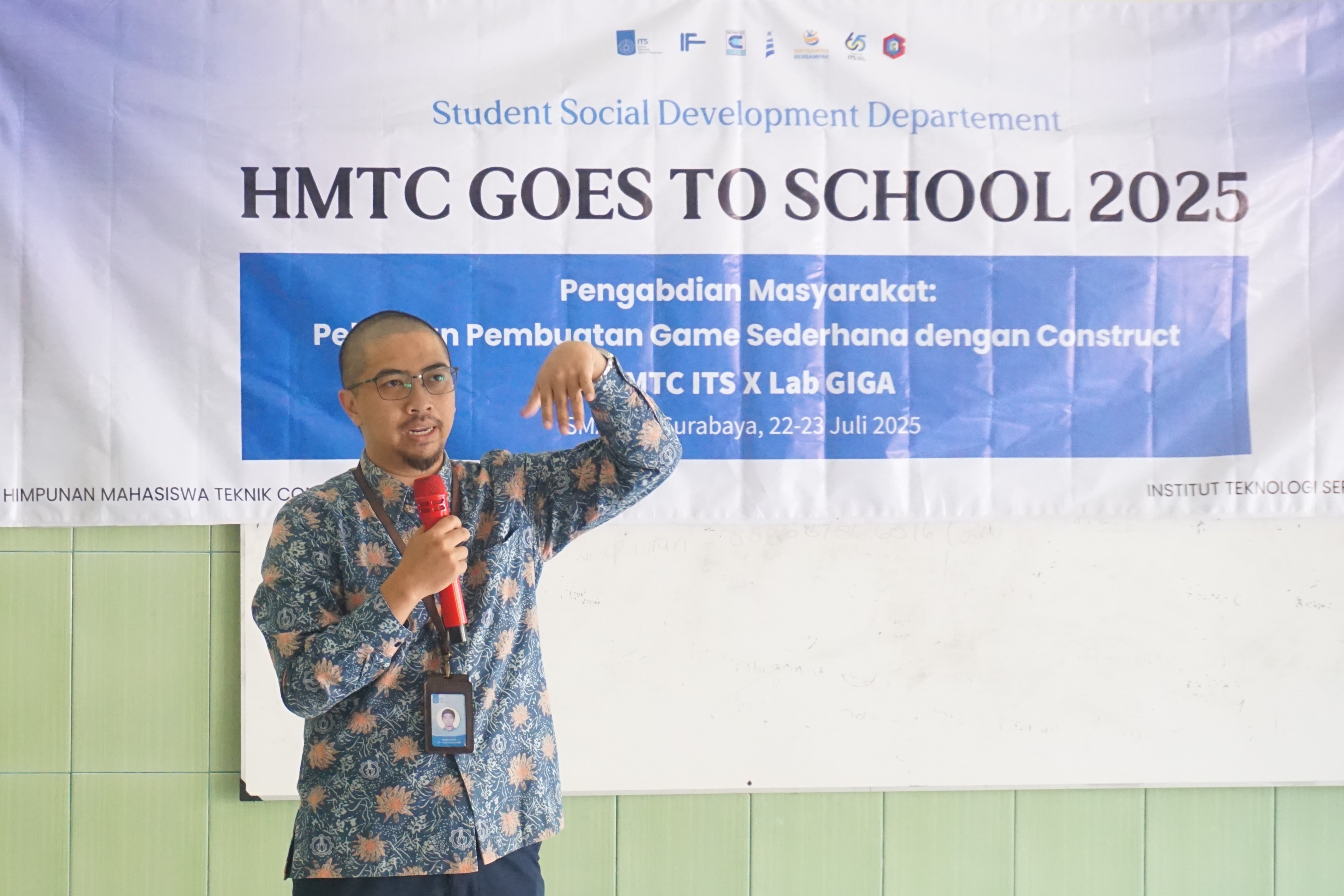 Dosen Pembimbing KKN Hadziq Fabroyir SKom PhD saat memberi arahan di SMA 17 Surabaya