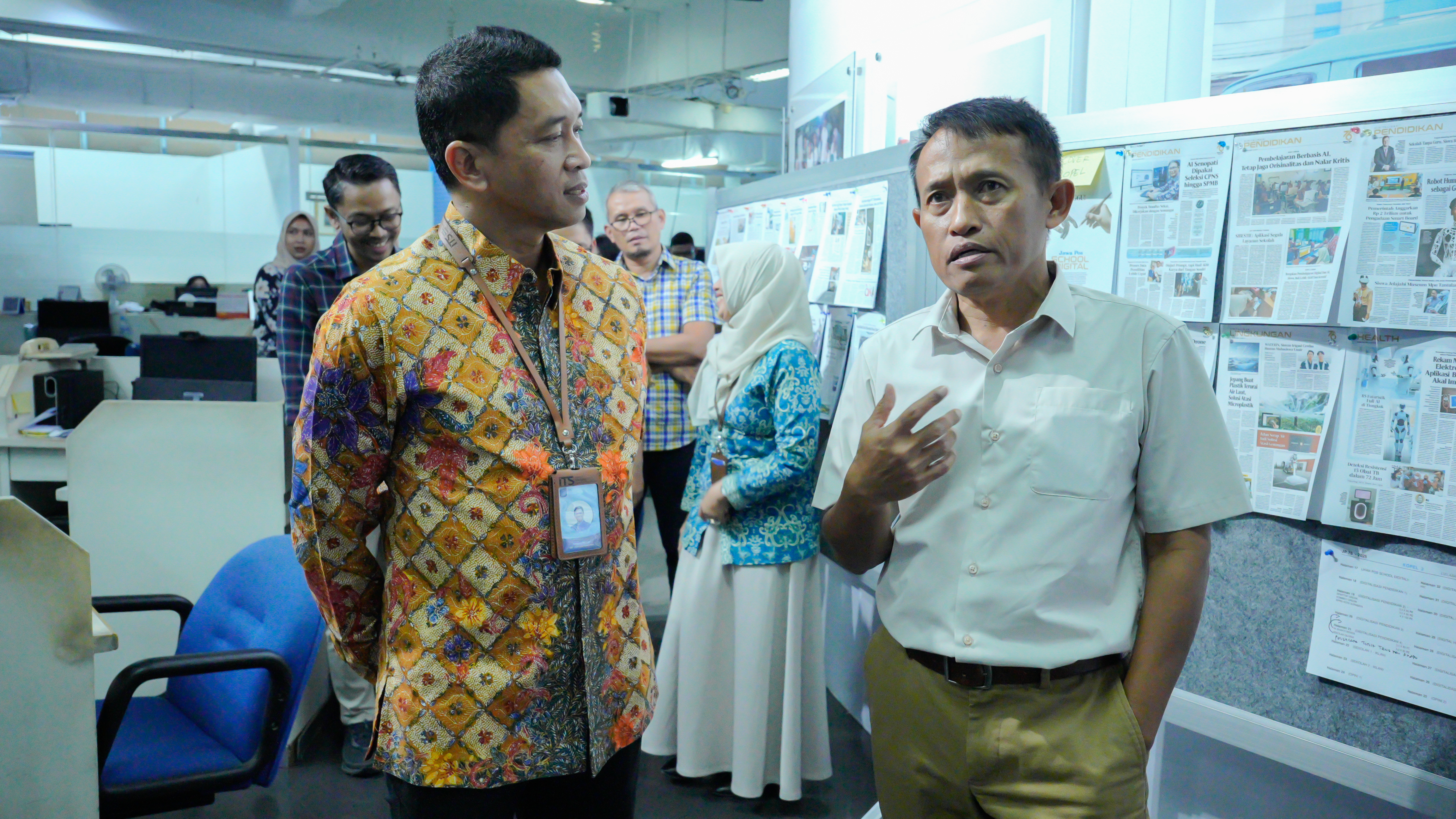 Gambar Rektor ITS bersama Direktur Utama PT Jawa Pos Koran ketika mengunjungi Graha Pena