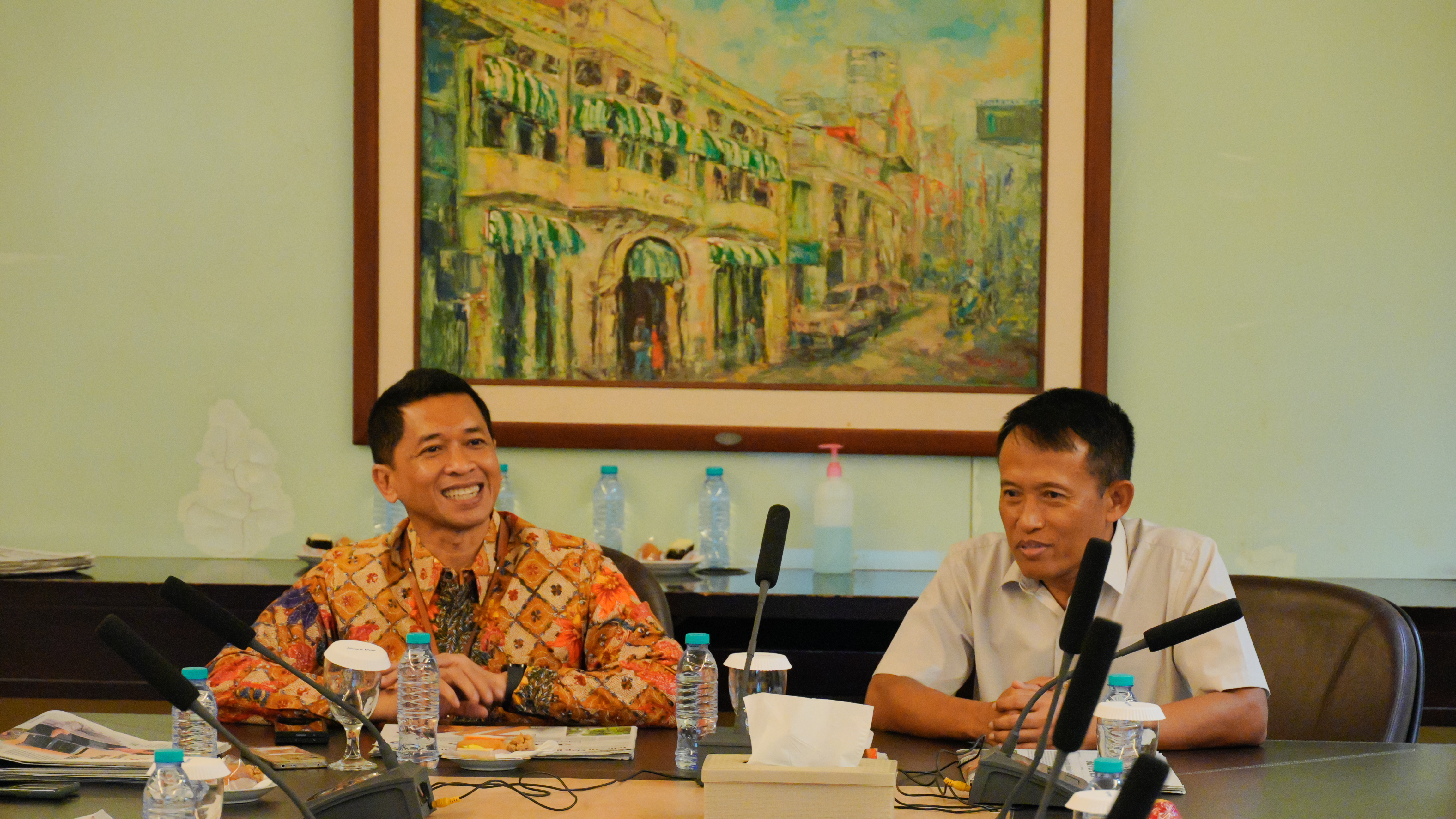 Gambar Rektor ITS dan Dirut Utama Jawa Pos ketika berdiskusi terkait kerja sama antara pihak ITS dan Jawa Pos