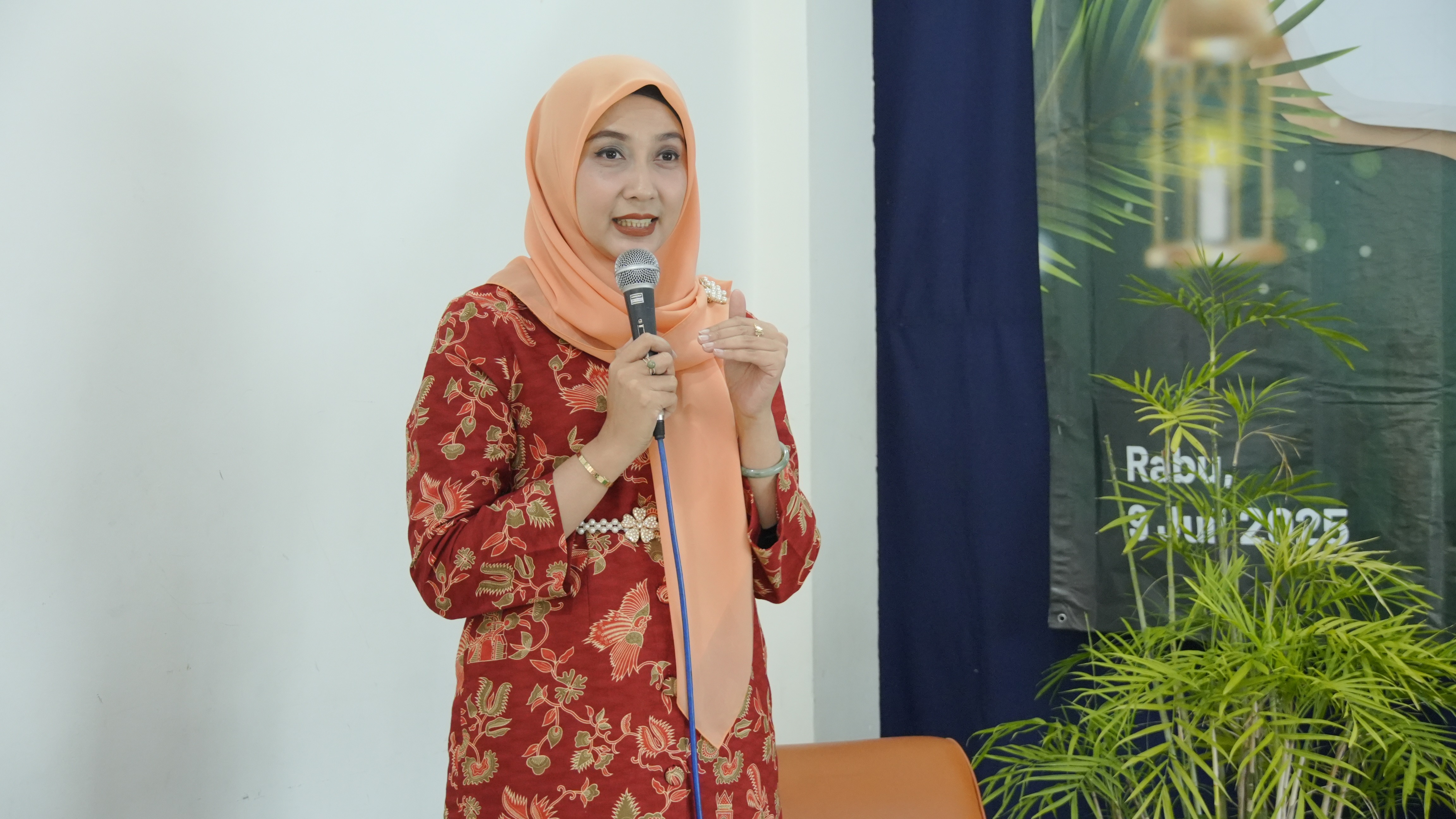 Ketua DWP ITS Galih Kanestri Dewi Pramujati saat menyampaikan dukungannya terhadap keluarga besar ITS yang telah purnatugas