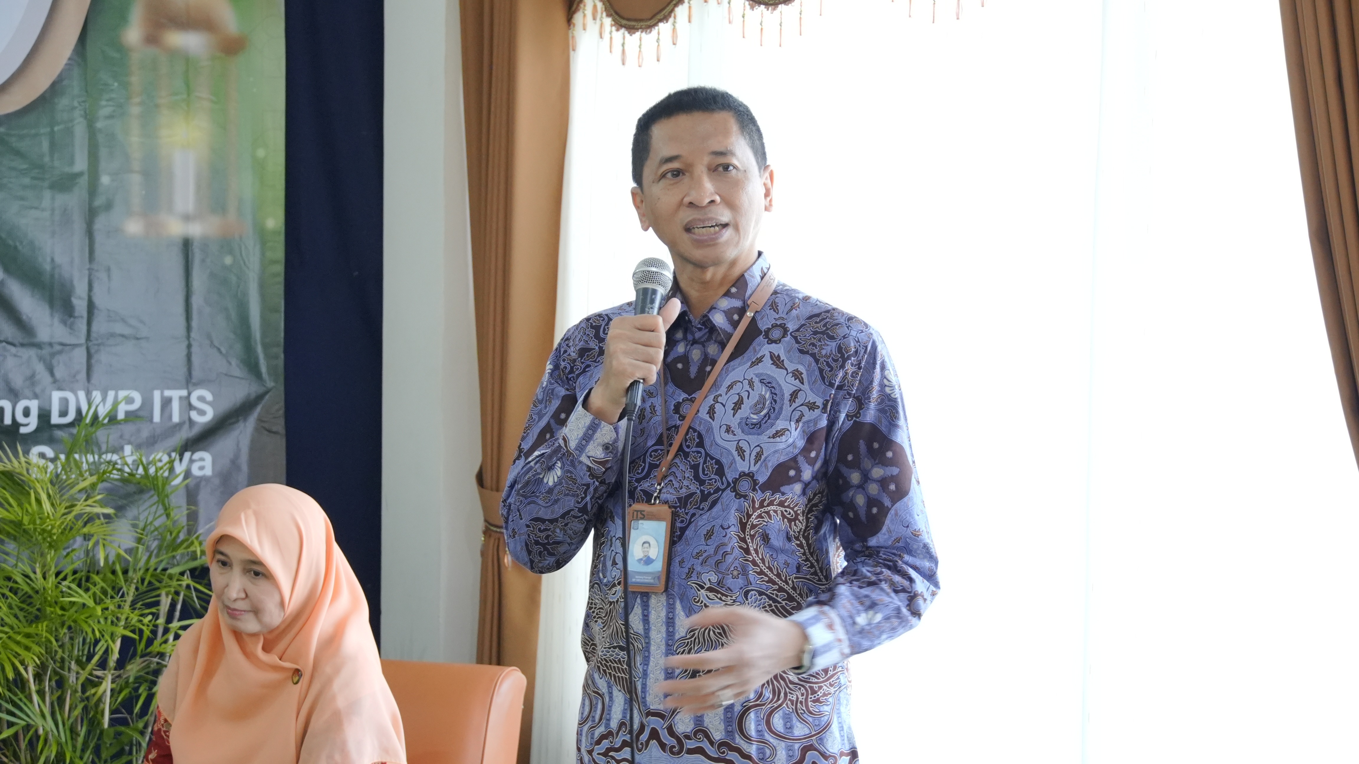 Rektor ITS Prof Ir Bambang Pramujati ST MSc Eng PhD IPU saat menyampaikan sambutan dalam dalam acara silaturahmi dan berbagi kebahagiaan Muharram, Rabu (9/7)