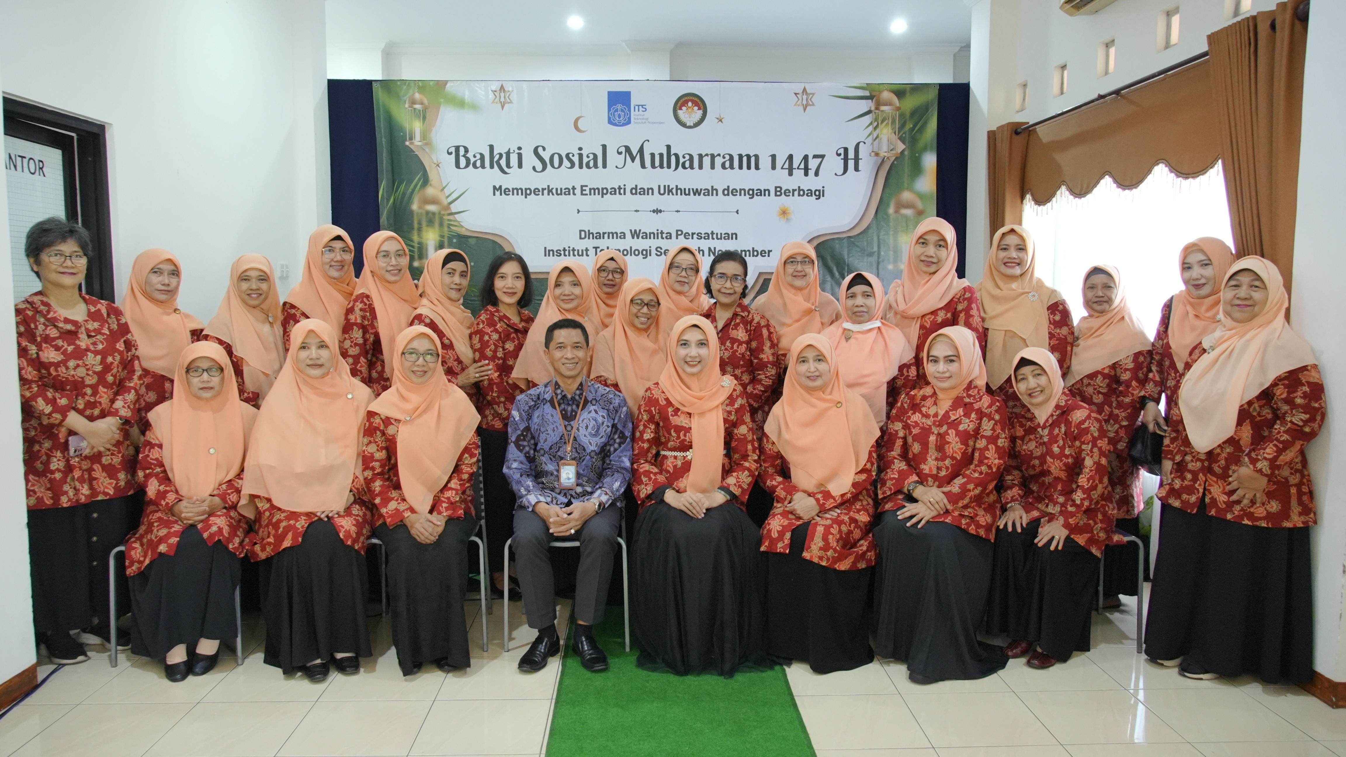 Rektor ITS Prof Ir Bambang Pramujati ST MSc Eng PhD IPU AEng bersama segenap pengurus Dharma Wanita Persatuan (DWP) ITS serta penerima manfaat dalam acara silaturahmi dan berbagi kebahagiaan Muharram, Rabu (9/7)