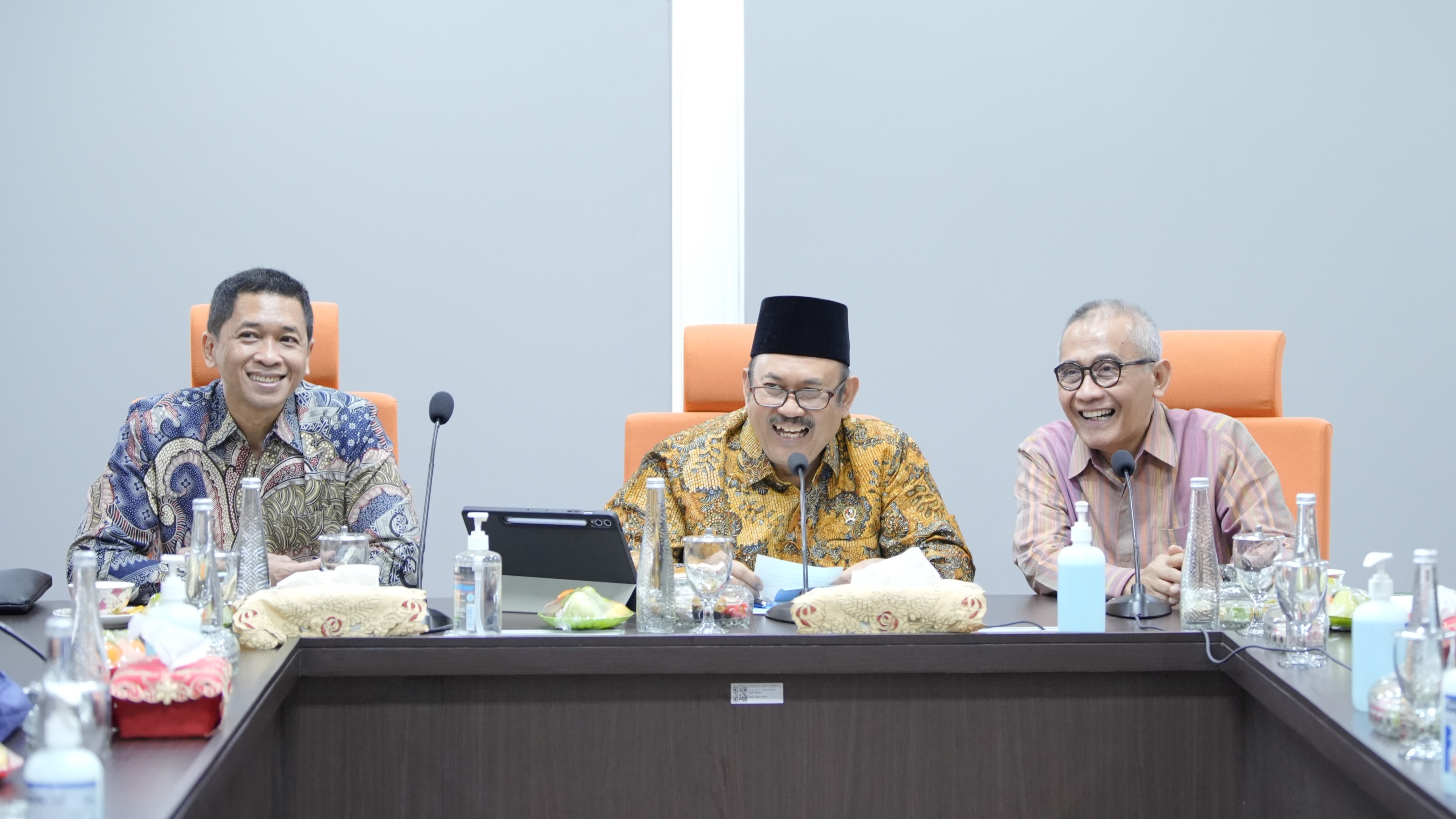 Menteri Bappenas Prof Dr Ir Rachmat Pambudy MS (tengah), Rektor ITS Prof Ir Bambang Pramujati ST (Kiri), dan Rektor UNUSA Prof Dr Achmad Jazidie MEng (Kanan) pada sesi diskusi 