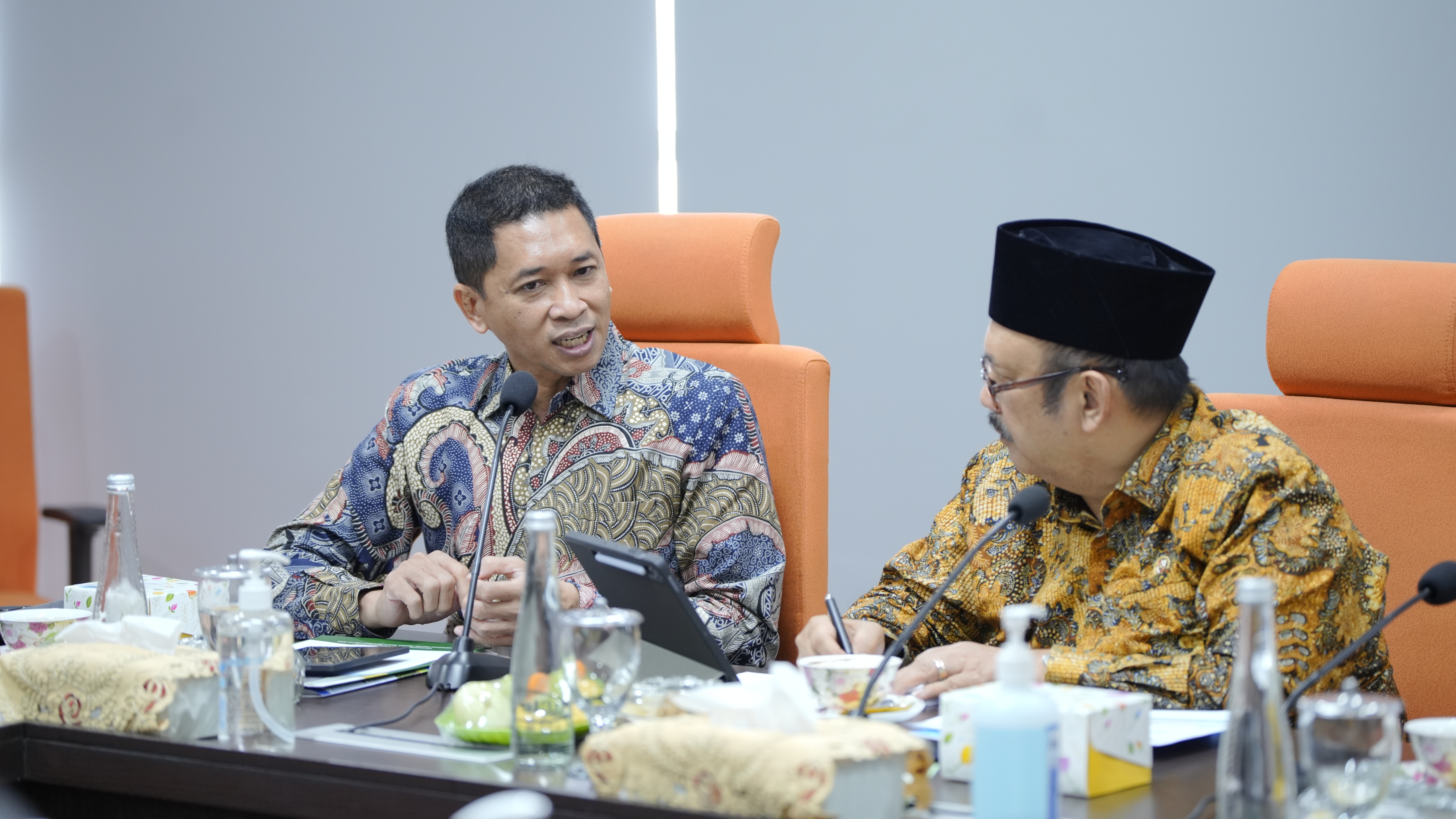 Rektor ITS Prof Ir Bambang Pramujati ST MScEng PhD membahas srategi dengan Menteri Bappenas Prof Dr Ir Rachmat Pambudy MS