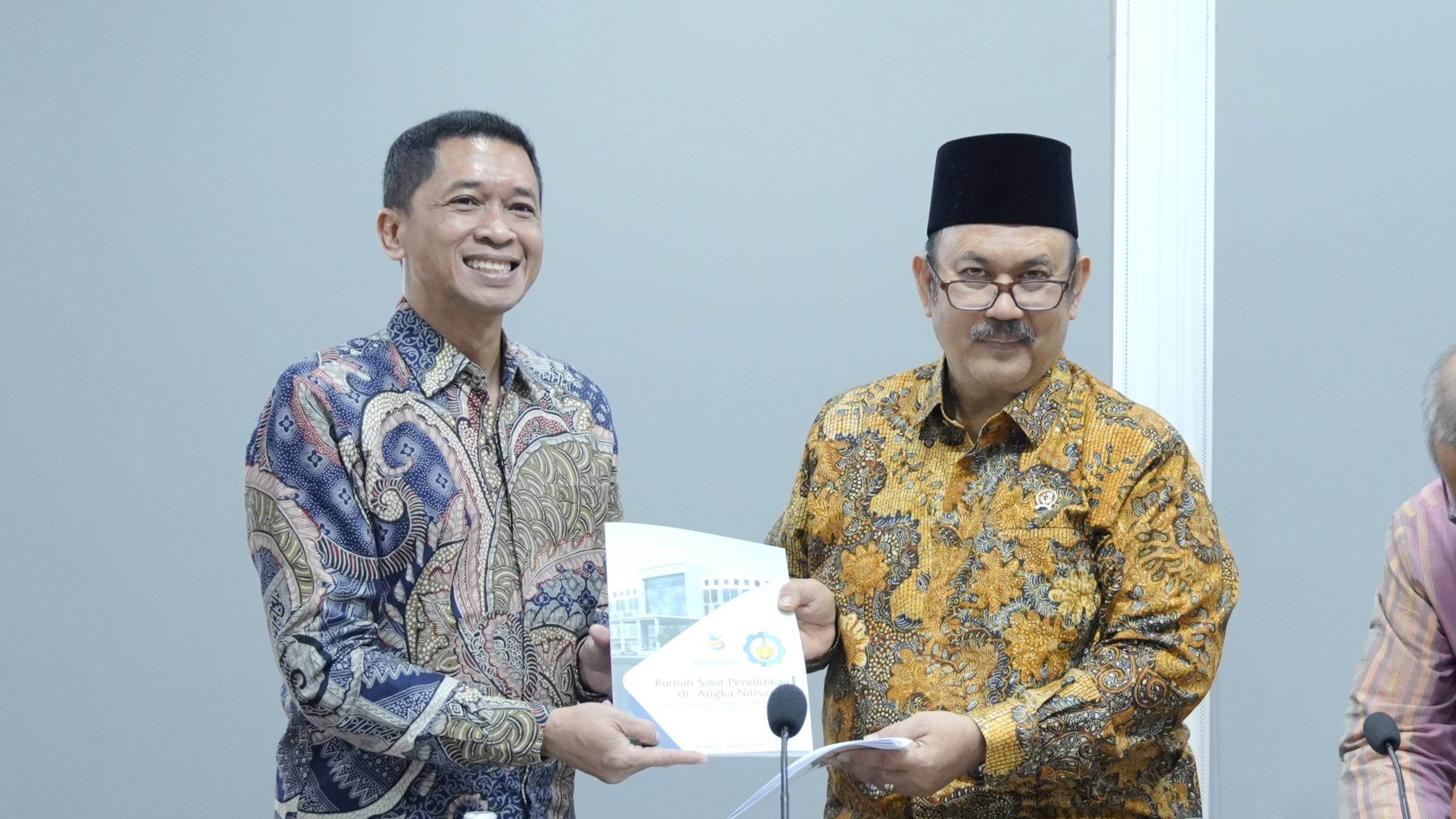 Rektor ITS Prof Ir Bambang Pramujati ST MScEng PhD menyerahkan dokumen proposal pengembangan rumah sakit kepada Menteri Bappenas Prof Dr Ir Rachmat Pambudy MS