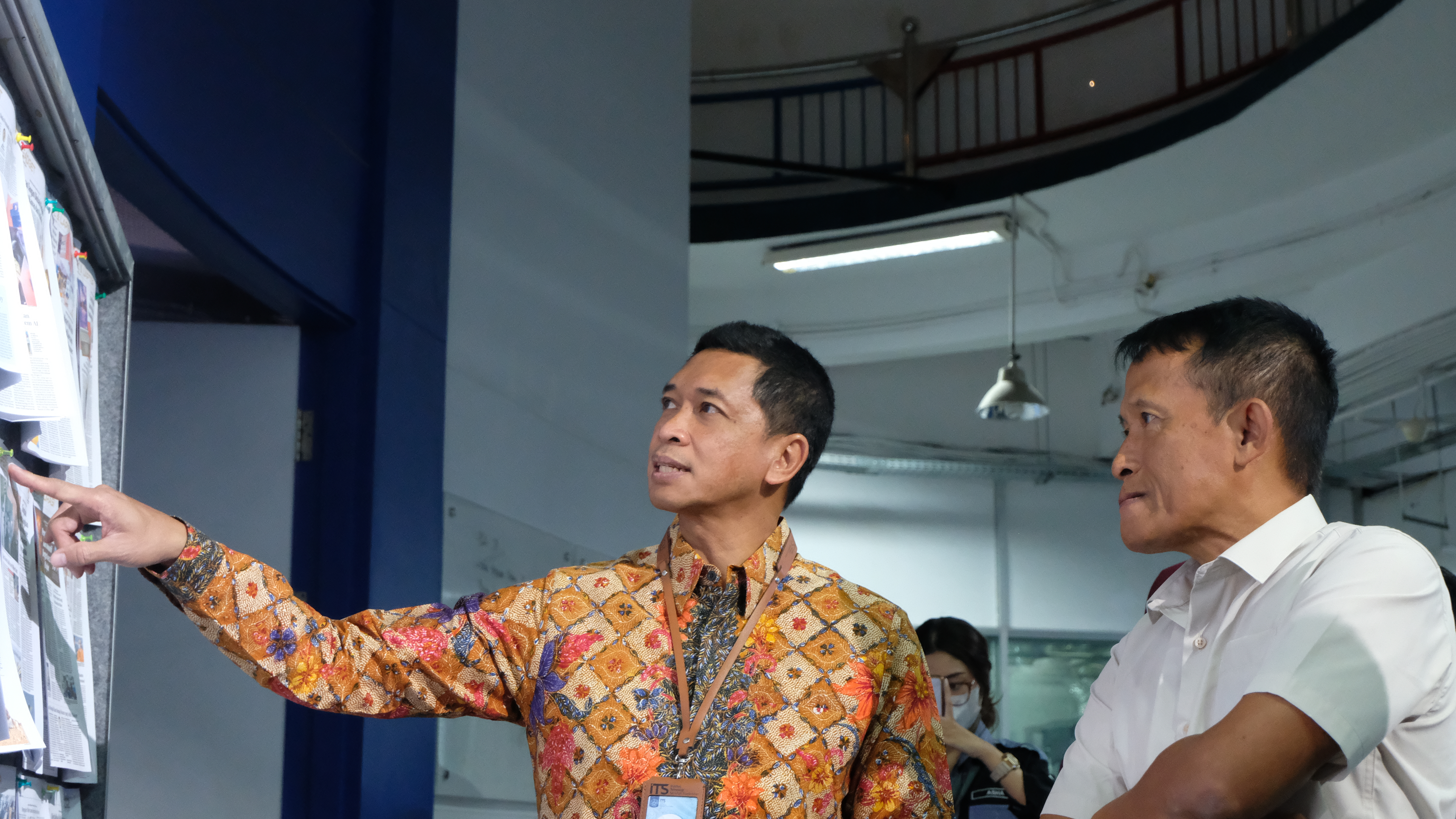 Gambar Rektor ITS dan Dirut Jawa Pos ketika mengunjungi salah satu ruangan di Graha Pena