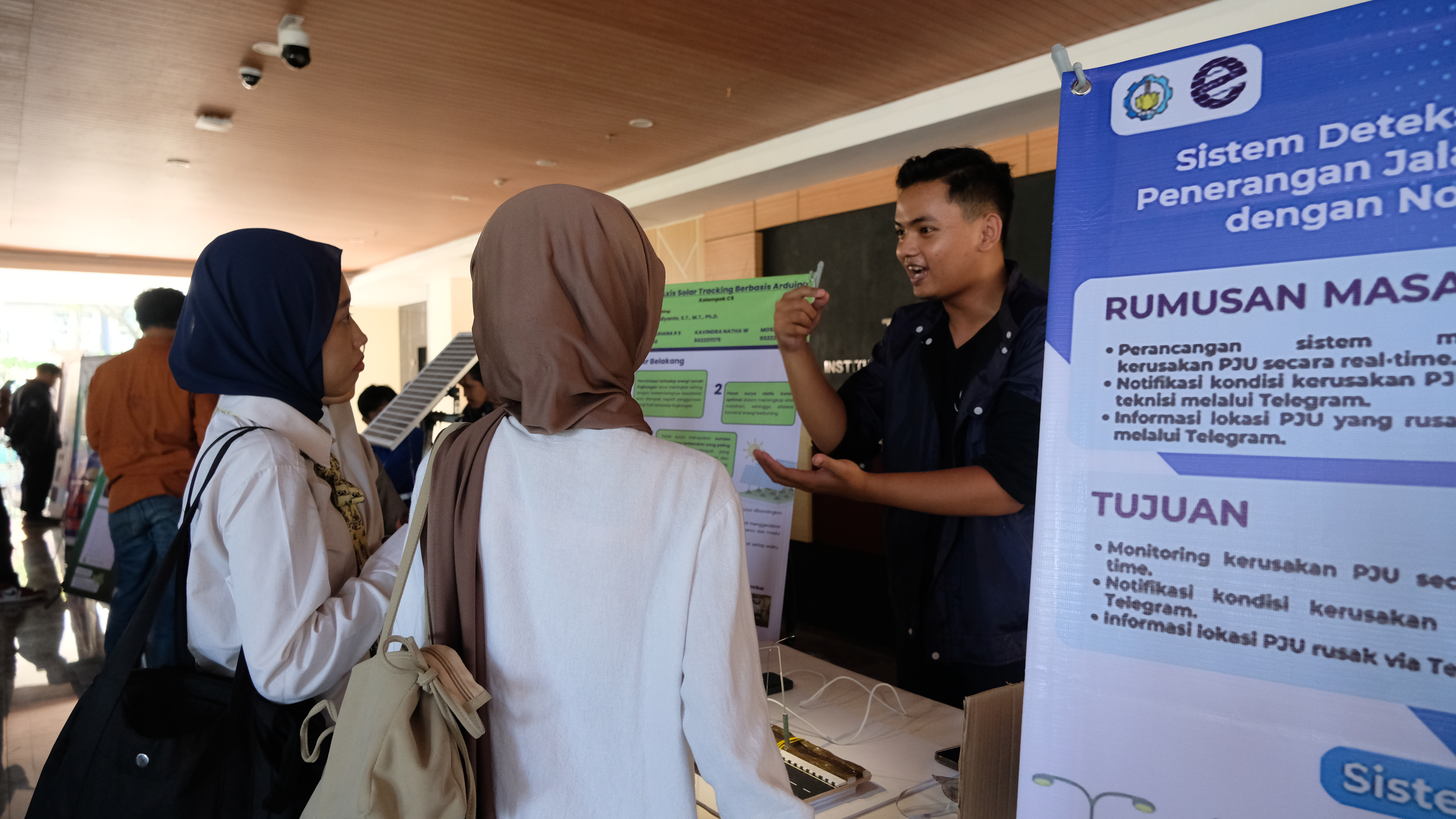 Beberapa mahasiswa ketika mengunjungi salah satu booth pameran Capstone Design pada hall lantai 1 Tower 2 ITS