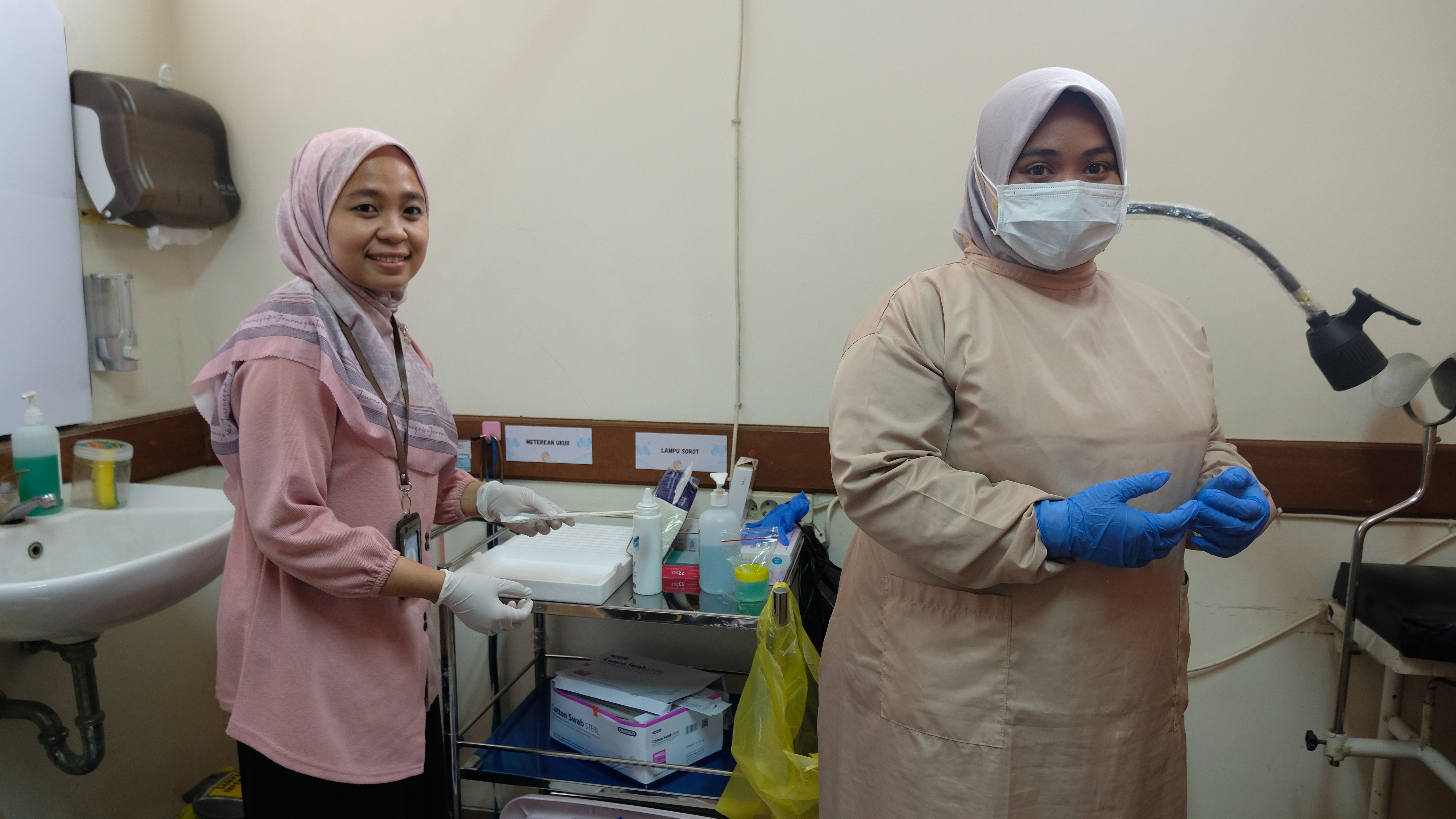 Gambar Bidan Umda Maulida (kiri) sedang menyiapkan peralatan untuk pengecekan pap smear