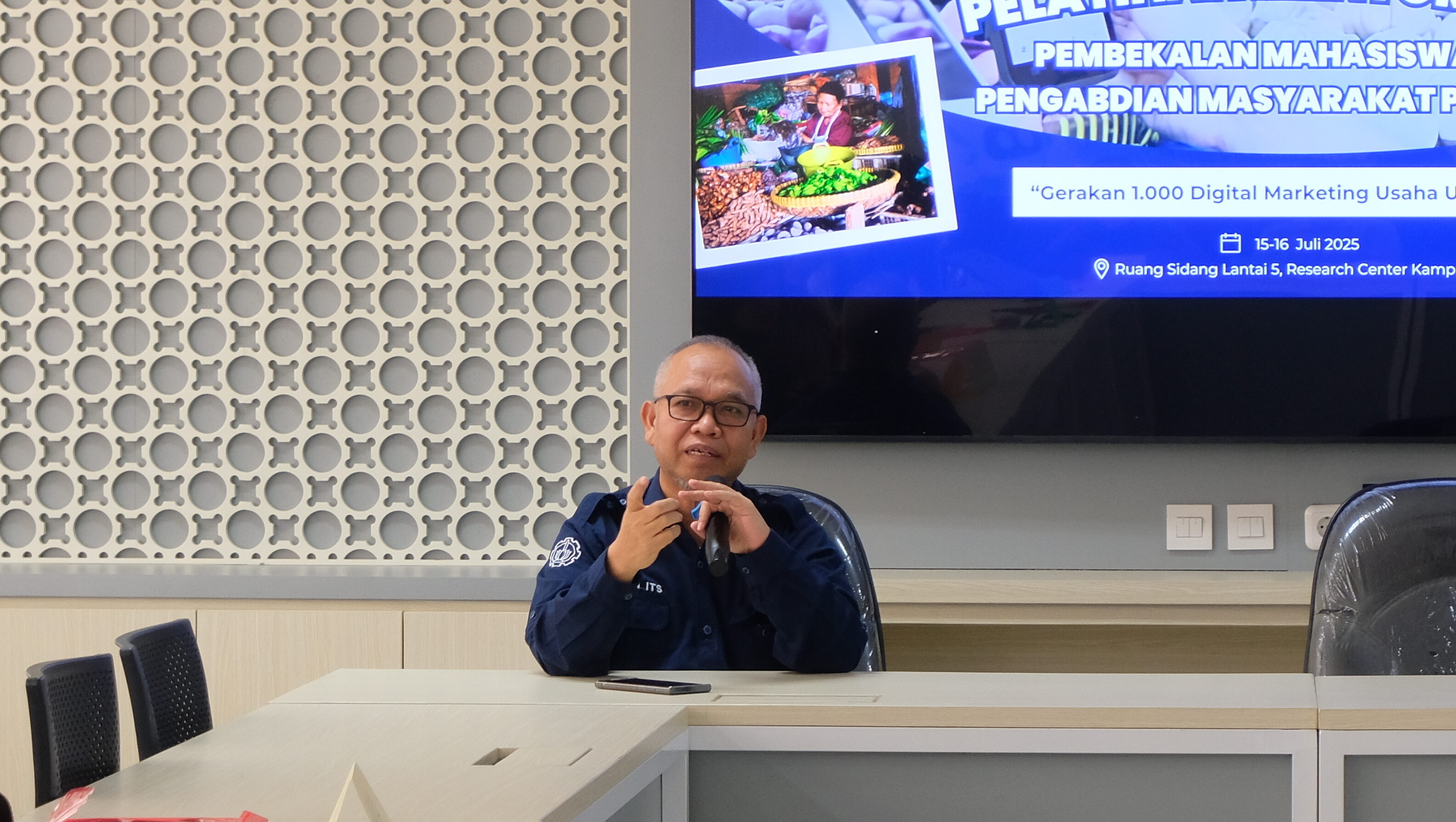 Gambar Kepala Pusat Studi Potensi Daerah dan Pemberdayaan Masyarakat (PDPM) ITS Dr Sutikno MSi saat menyampaikan sambutannya pada Pelatihan Mentor Bisnis Kuliah Kerja Nyata (KKN) Pengabdian Masyarakat (Abmas) Prioritas bertajuk Gerakan 1000 Digital Marketing Usaha Ultra Mikro (UMi) dan Usaha Mikro, Kecil, dan Menengah (UMKM)