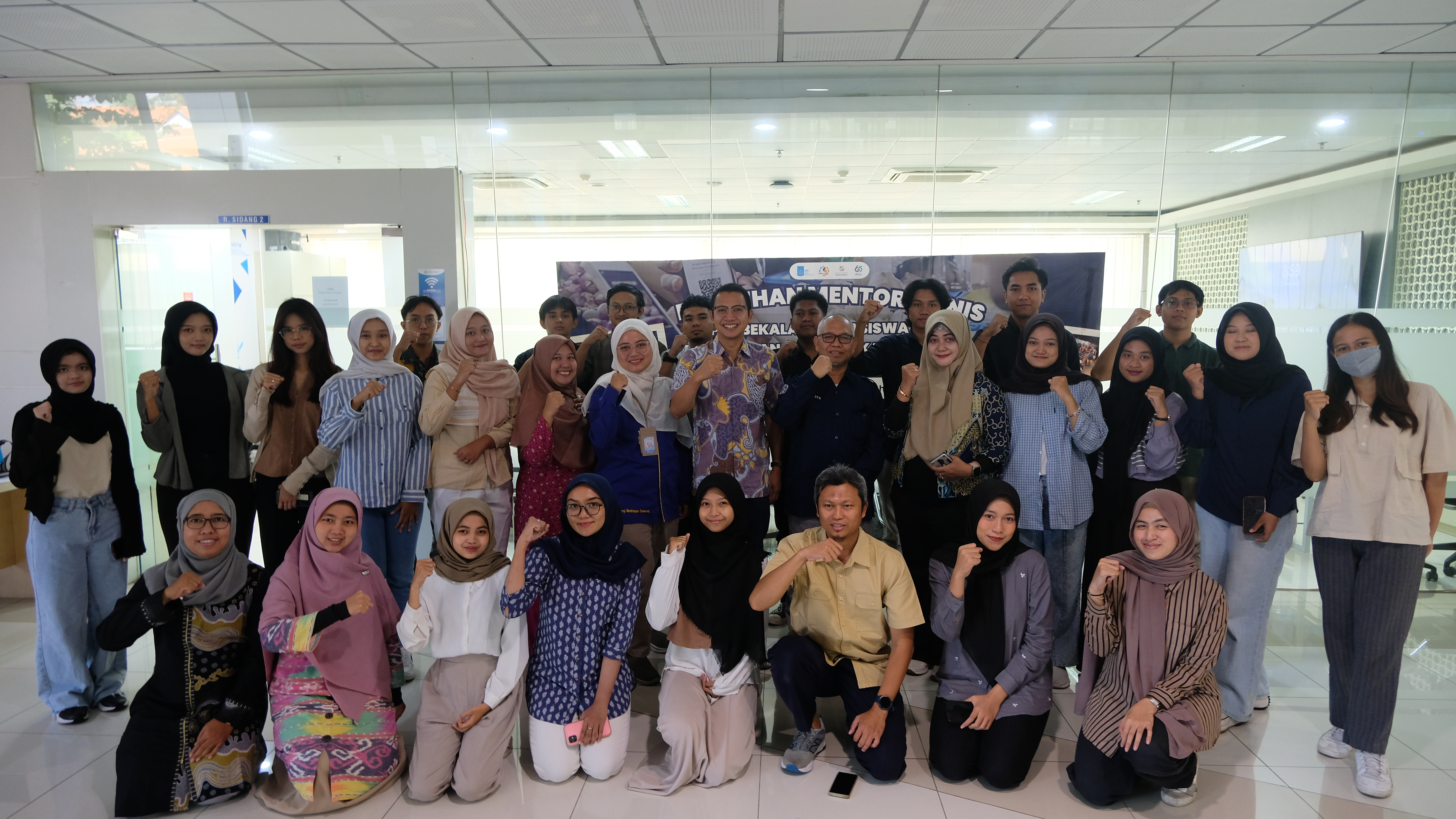 Gambar Kepala Pusat Studi Potensi Daerah dan Pemberdayaan Masyarakat (PDPM) ITS Dr Sutikno MSi (lima dari kanan) bersama 50 mahasiswa mentor bisnis dalam Pelatihan Mentor Bisnis Kuliah Kerja Nyata (KKN) Pengabdian Masyarakat (Abmas) Prioritas bertajuk Gerakan 1000 Digital Marketing Usaha Ultra Mikro (UMi) dan Usaha Mikro, Kecil, dan Menengah (UMKM)