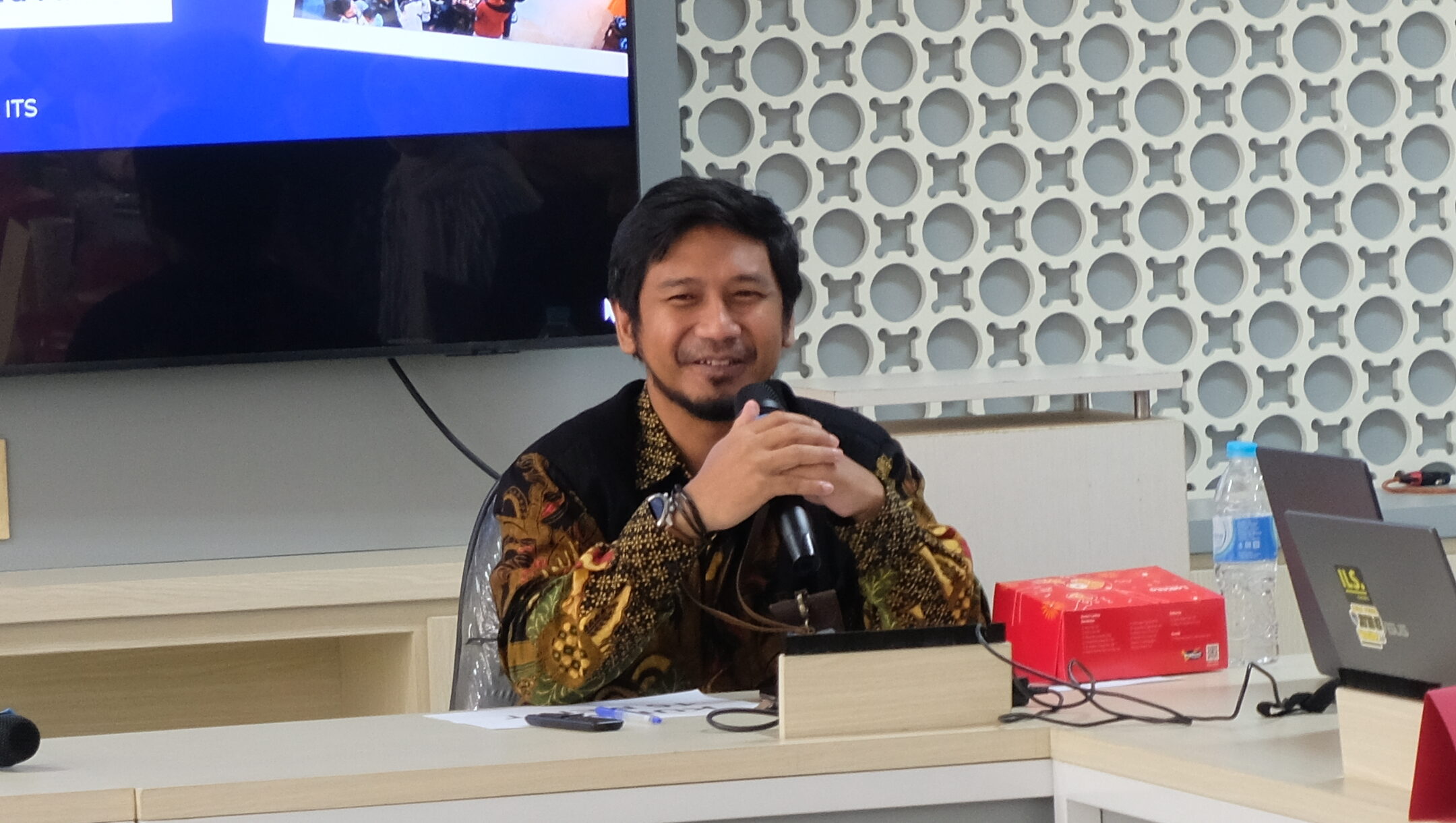 Gambar Direktur Direktorat Riset dan Pengabdian kepada Masyarakat (DRPM) ITS Fadlilatul Taufany ST PhD saat menyampaikan sambutannya pada Pelatihan Mentor Bisnis Kuliah Kerja Nyata (KKN) Pengabdian Masyarakat (Abmas) Prioritas bertajuk Gerakan 1000 Digital Marketing Usaha Ultra Mikro (UMi) dan Usaha Mikro, Kecil, dan Menengah (UMKM)