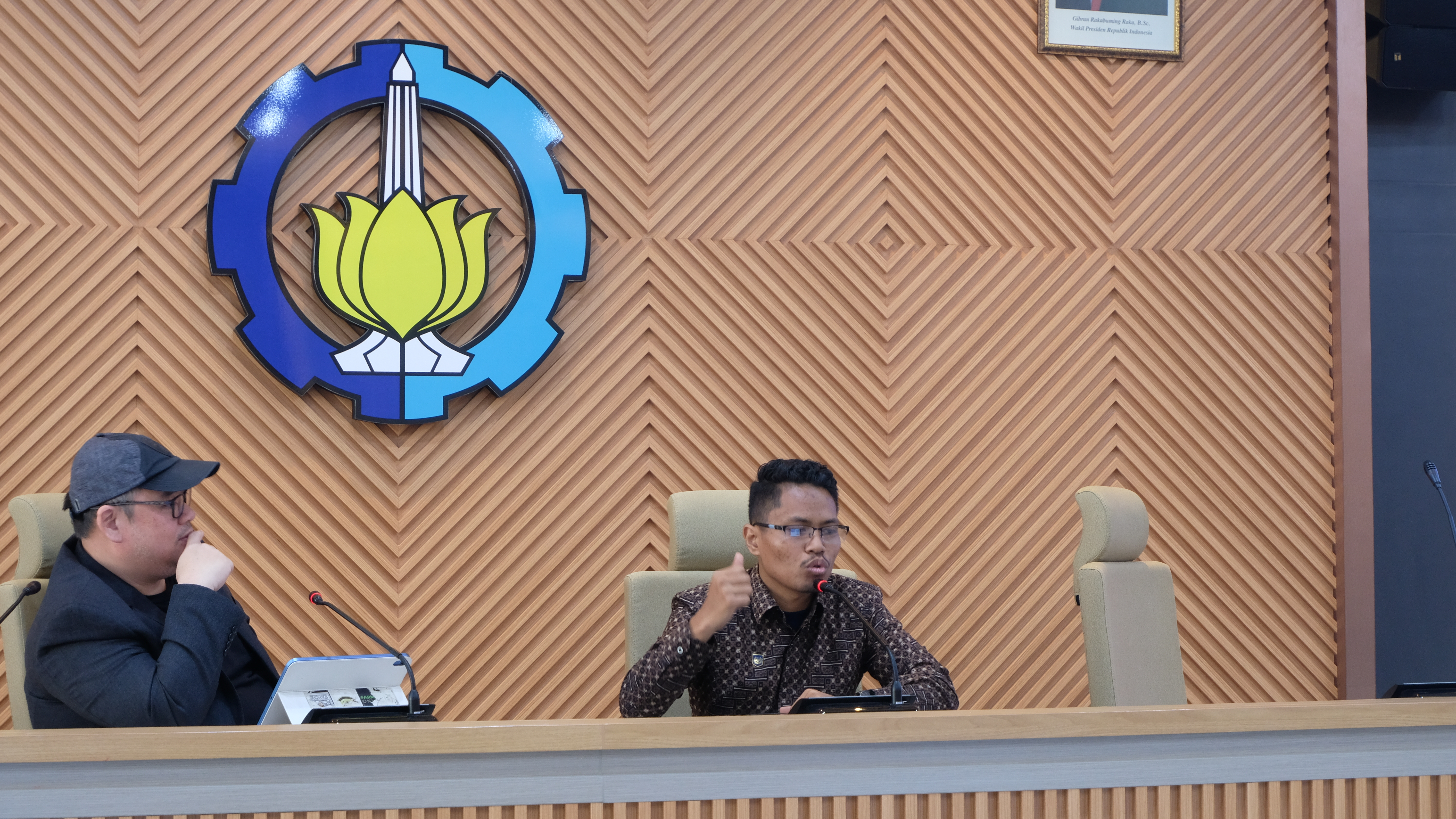 Juni Prayitno saat menyampaikan opininya dalam kegiatan FGD