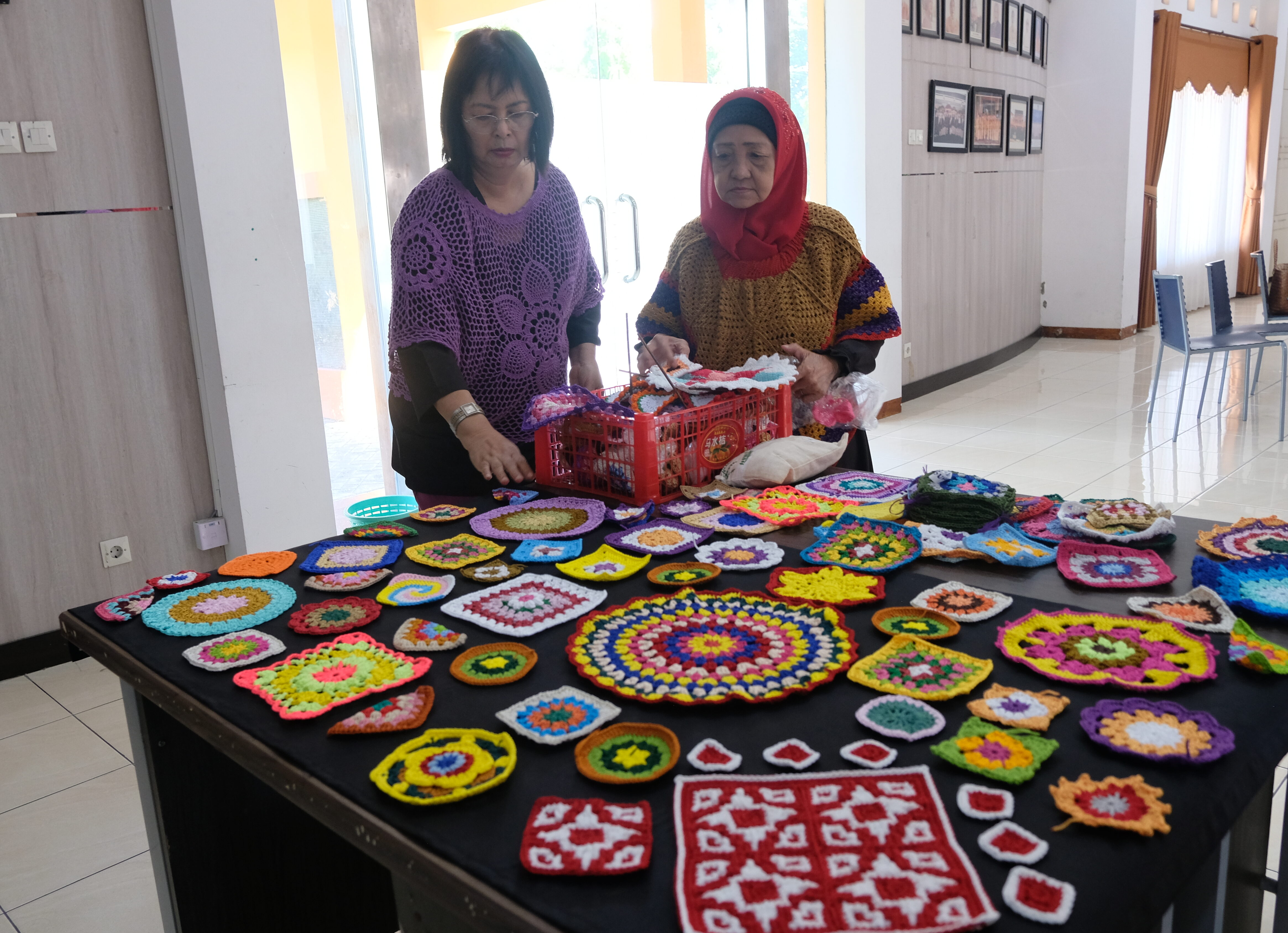Beberapa anggota Komunitas Rajut Mayang menunjukan proyek hiasan pilar yang tengah mereka kerjakan saat ini