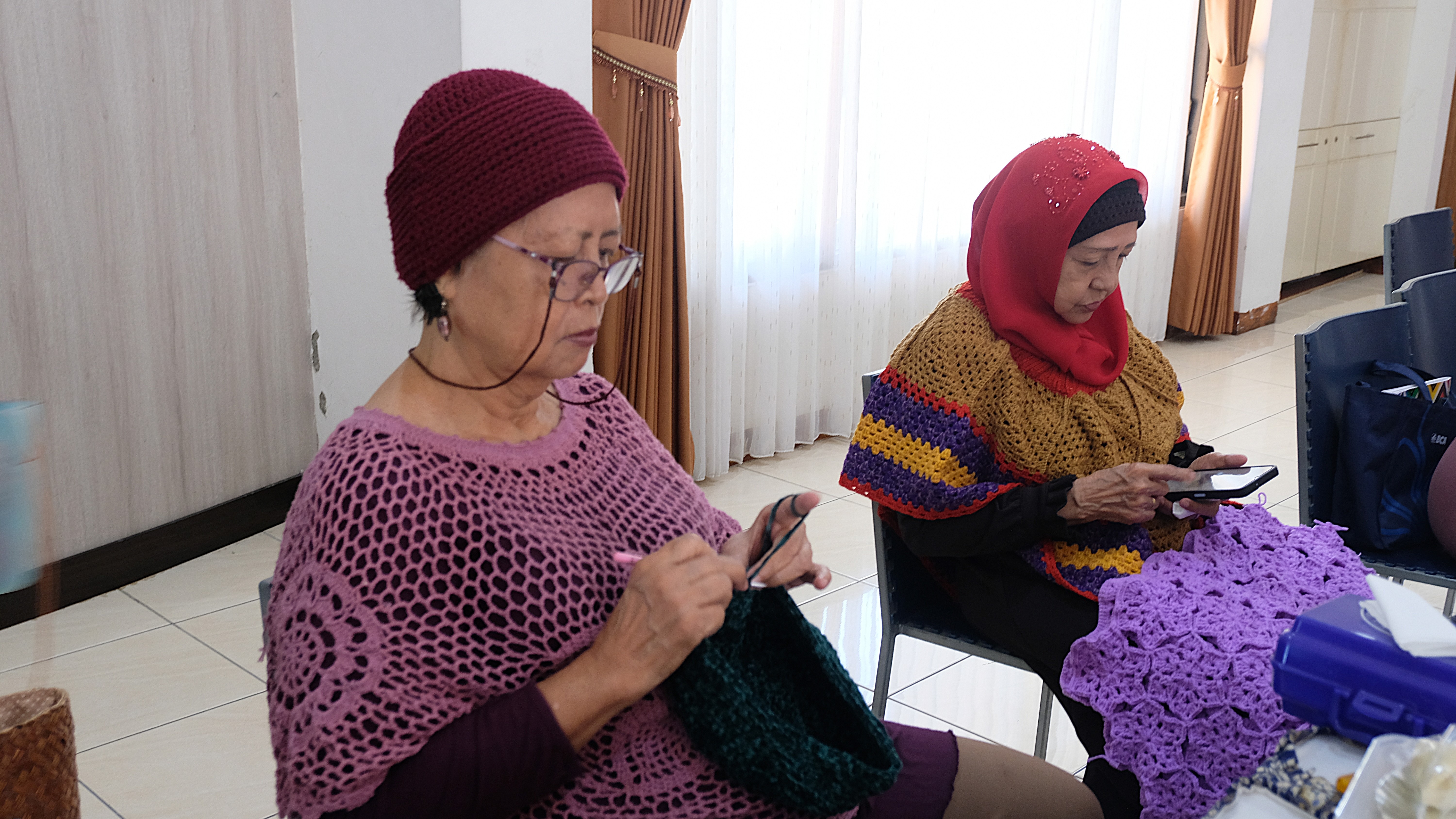 Beberapa anggota tengah merajut bersama di Komunitas Rajut Mayang