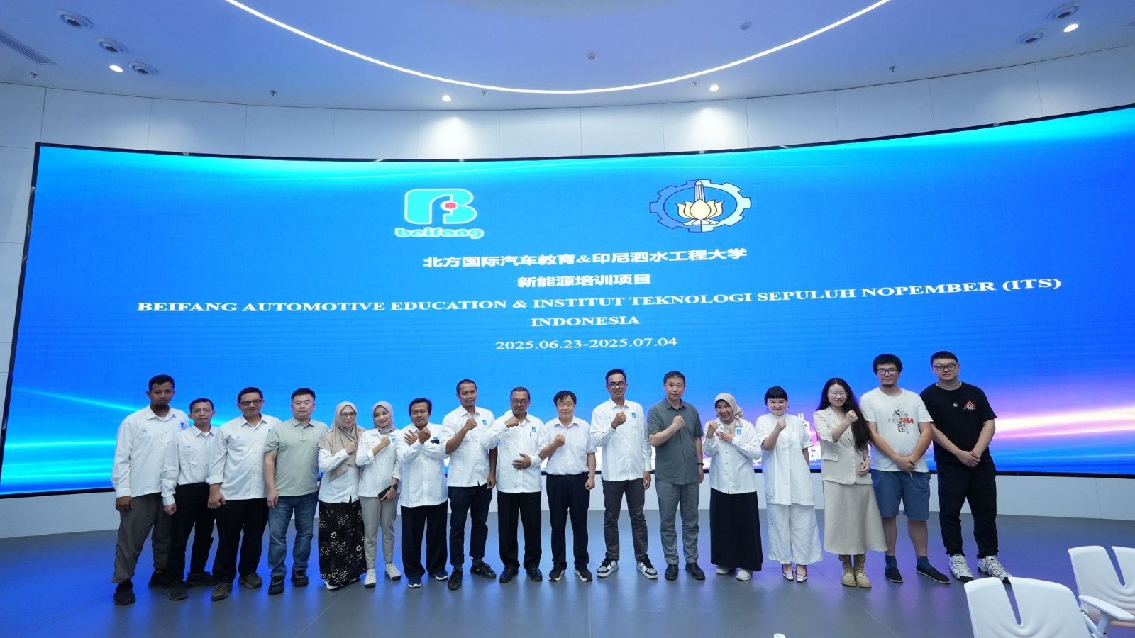 Gambar Delegasi ITS bersama CEO Beifang Vocational Education Group Cao Zhenfeng (delapan dari kanan) saat menjalani pelatihan di perusahaan Beifang Automotive Education, Tiongkok