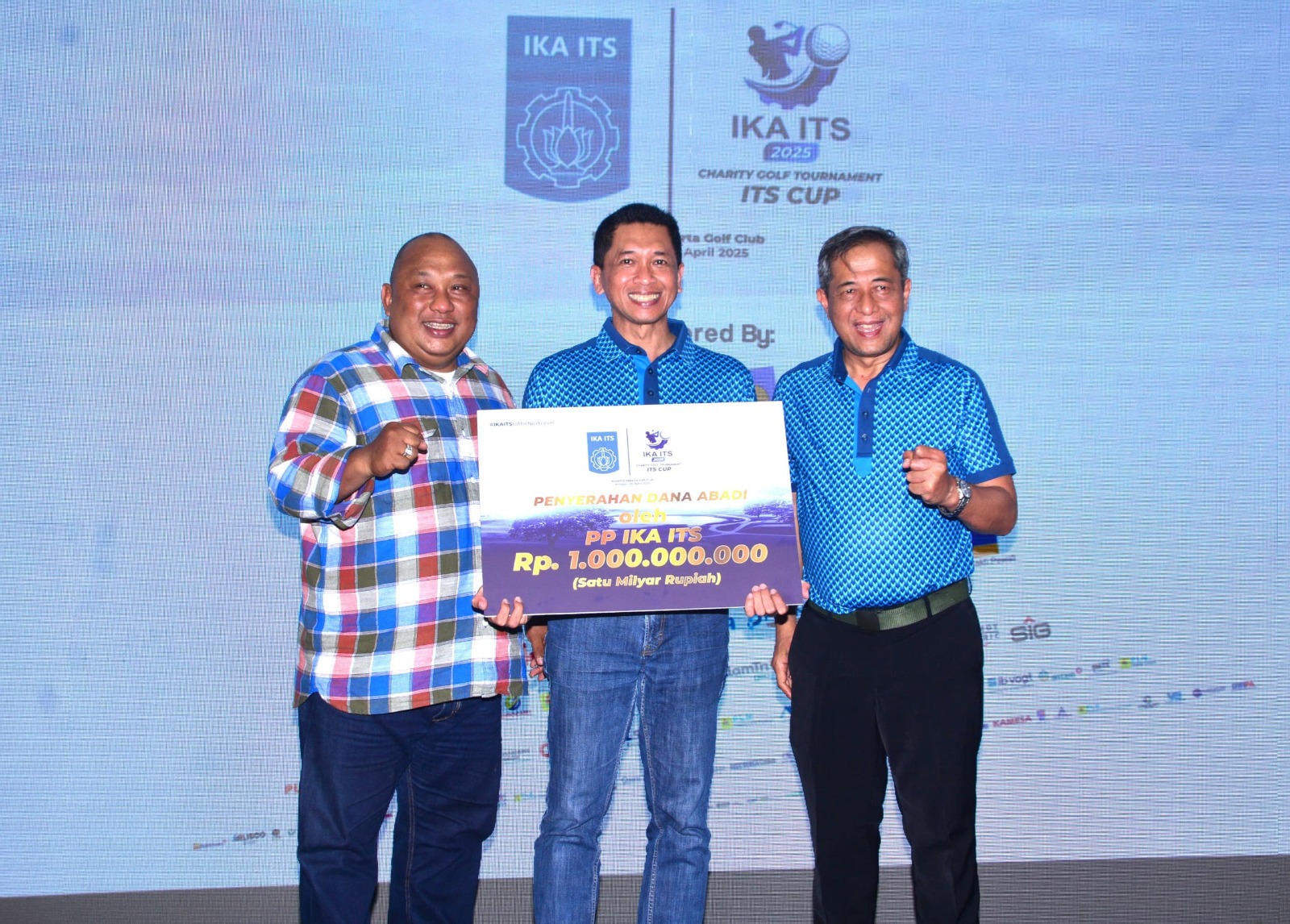 Direktur LPDA ITS Dr Eng Kriyo Sambodho ST MEng (kiri) dan Rektor ITS Prof Ir Bambang Pramujati ST MSc Eng PhD (tengah) saat terima donasi dari Charity Golf Tournament ITS Cup 2025