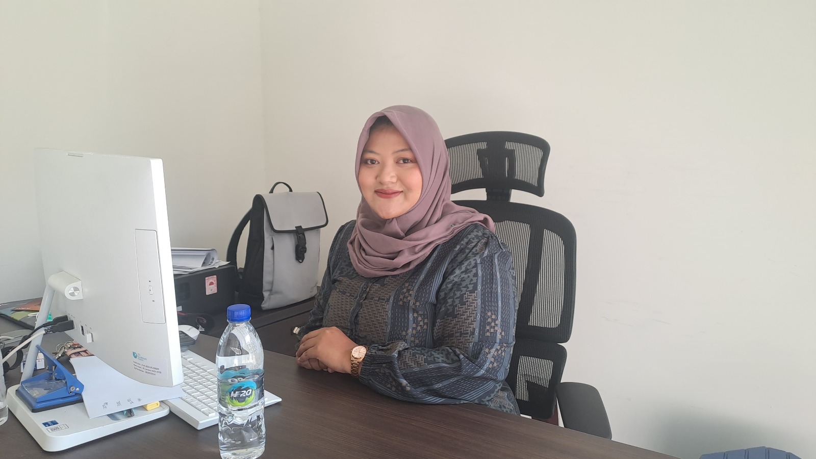 Direktur PT ITS Surabaya Hebat Nike Besta Sari ST memaparkan tentang implementasi produk air minum HE2O di masyarakat