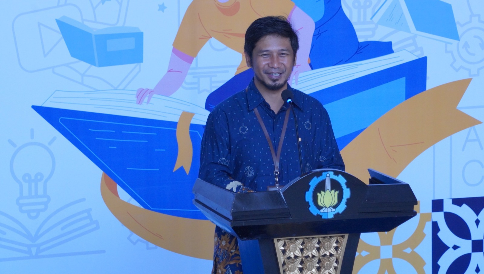 Gambar Direktur DRPM ITS Fadilatul Taufany ST PhD Saat Pelepasan KKN Tematik Literasi ITS 2025